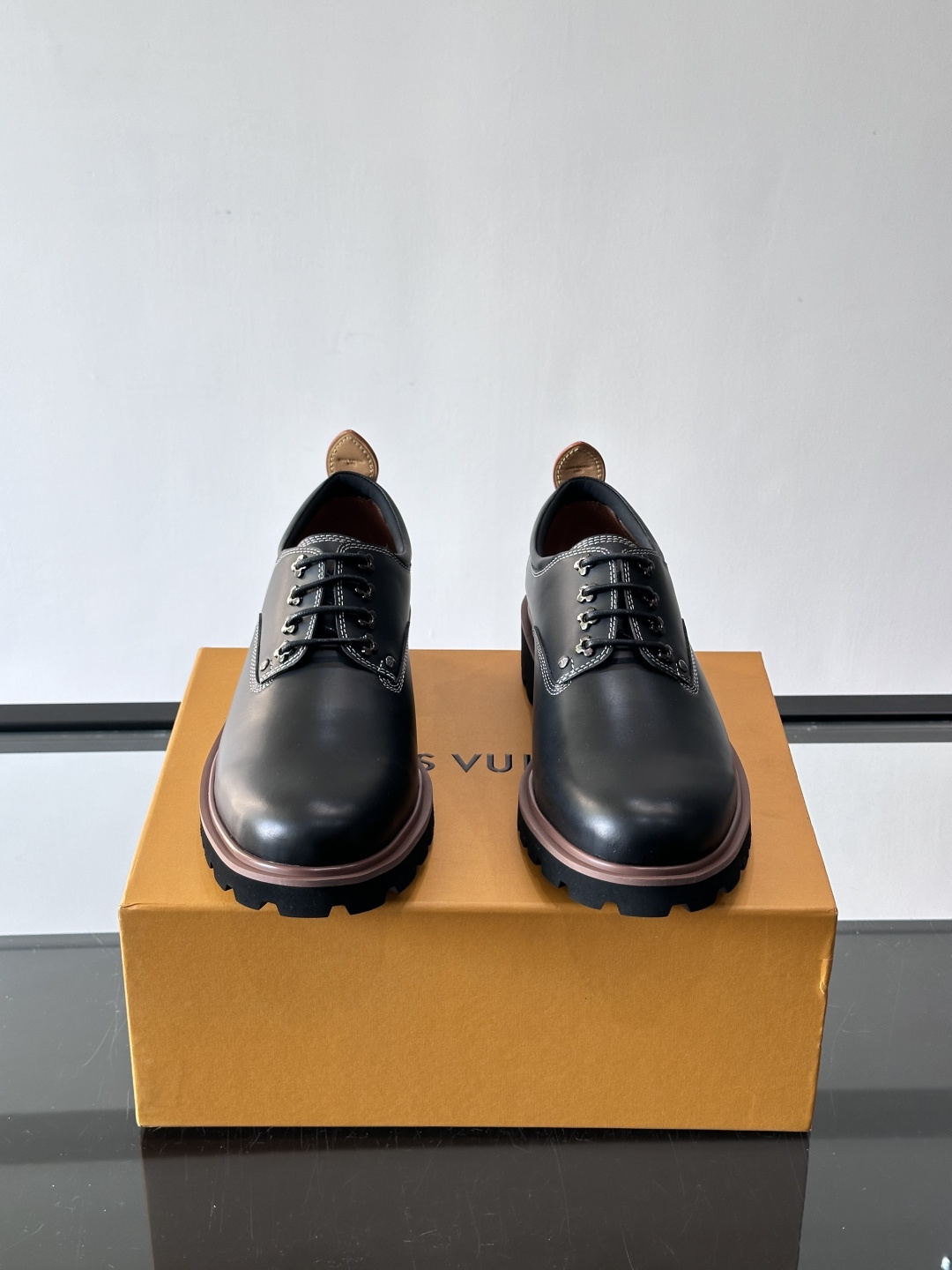 LV 루이비통 모먼츠(Moments) 스티치 포인트 레더 로퍼 구두 신발