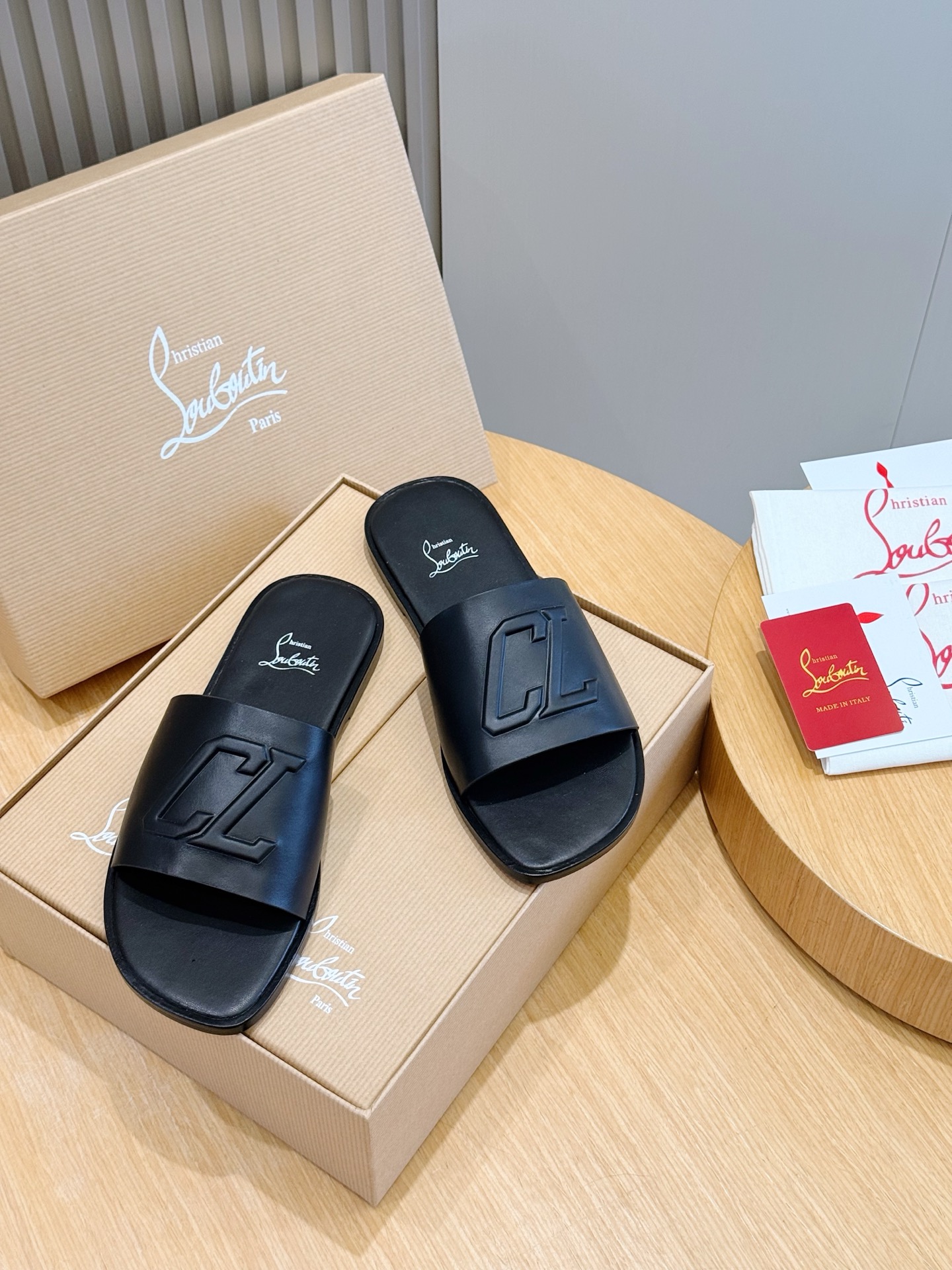 Christian Louboutin(CL) 크리스찬 루부탱 시그니처 레드 솔 레더 샌들 슬리퍼 신발