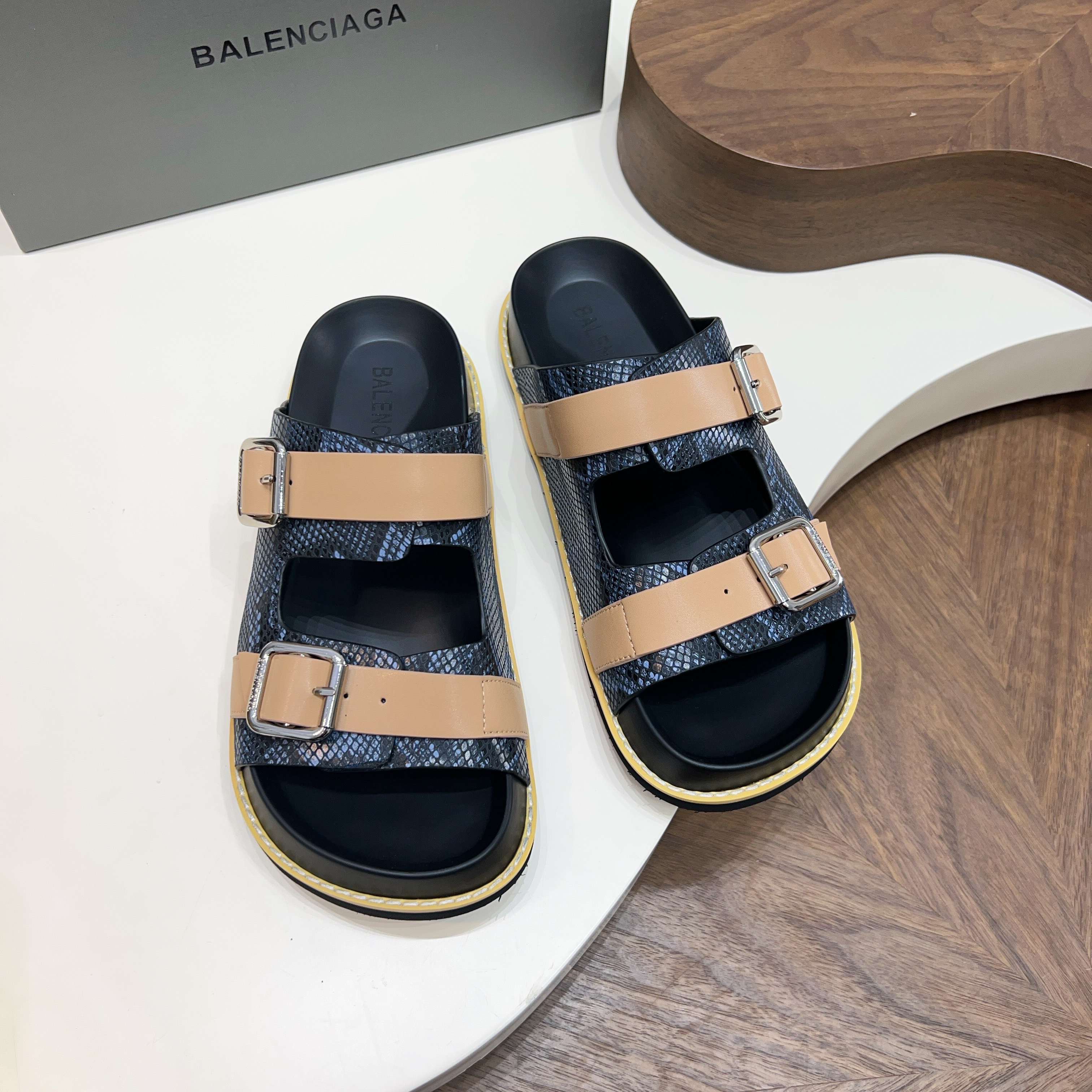 발렌시아가(Balenciaga) 빈티지 스네이크 패턴 버클 샌들 신발