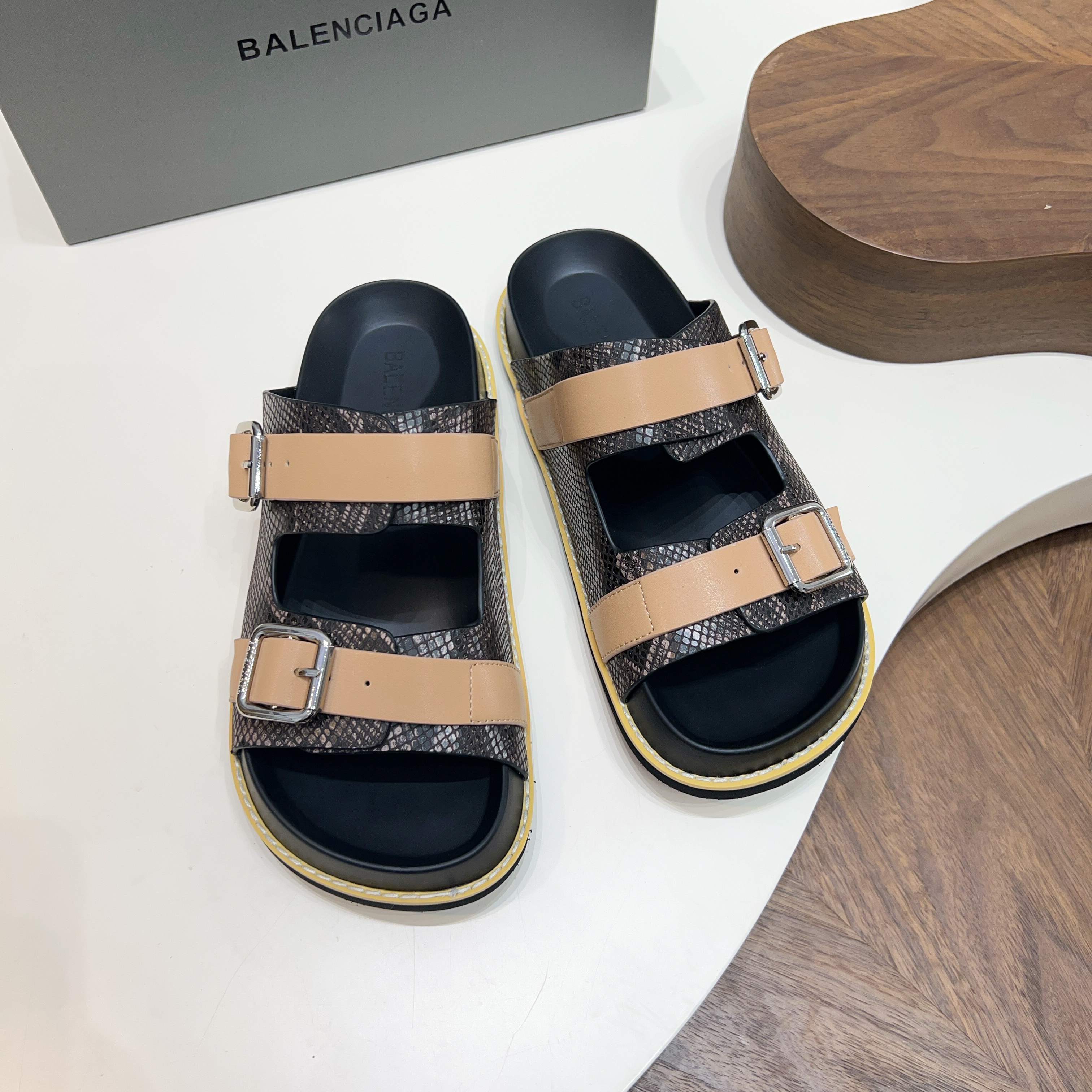 발렌시아가(Balenciaga) 빈티지 스네이크 패턴 버클 샌들 신발