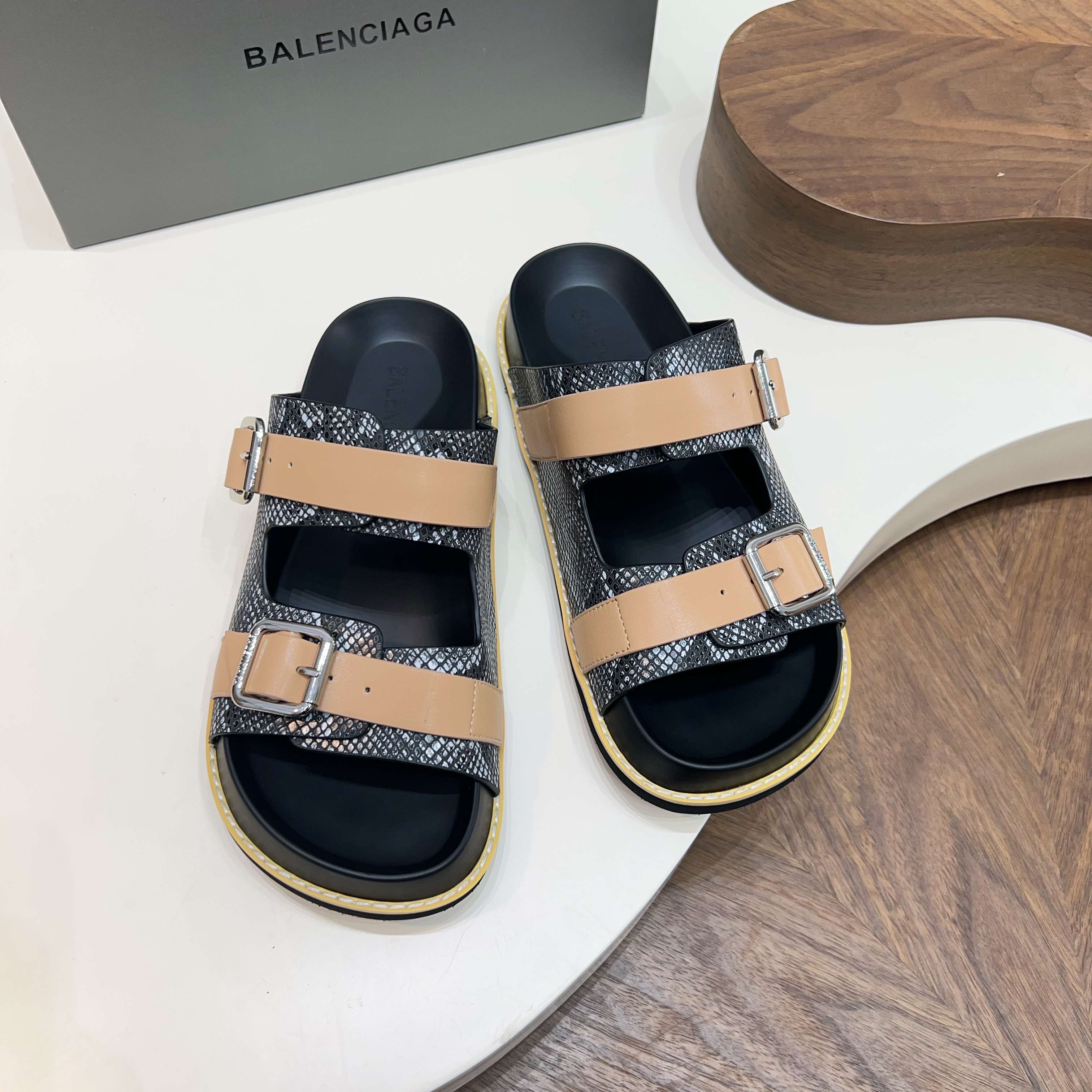 발렌시아가(Balenciaga) 빈티지 스네이크 패턴 버클 샌들 신발