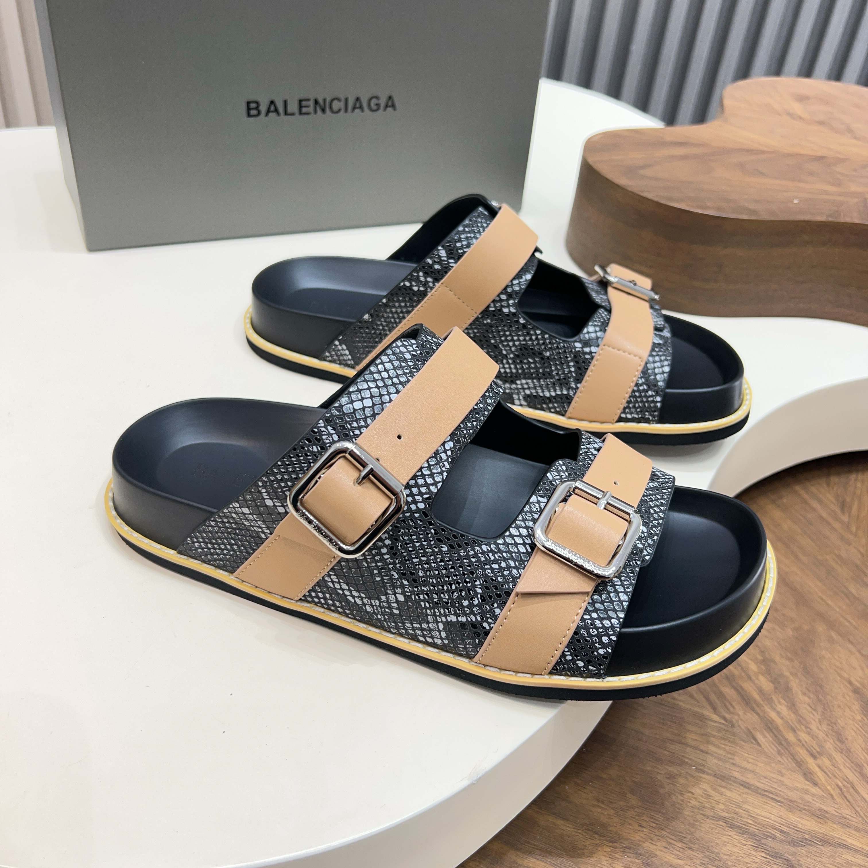 발렌시아가(Balenciaga) 빈티지 스네이크 패턴 버클 샌들 신발
