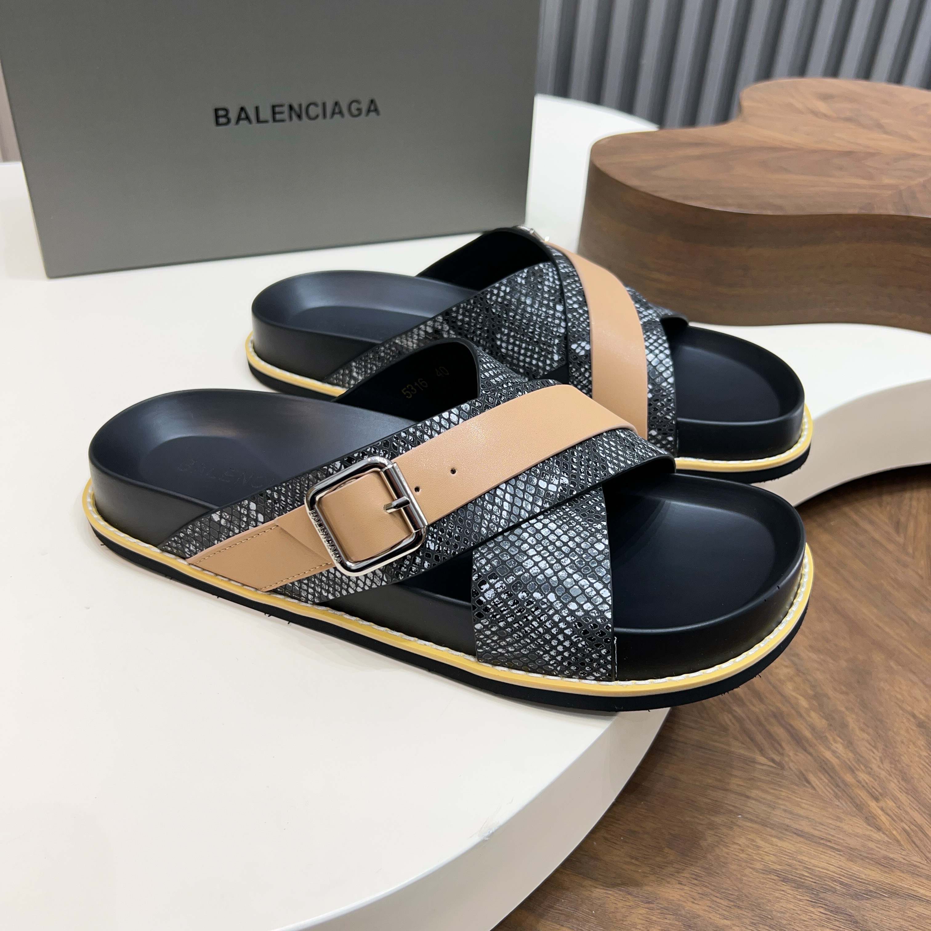 발렌시아가(Balenciaga) 빈티지 스네이크 패턴 버클 샌들 신발