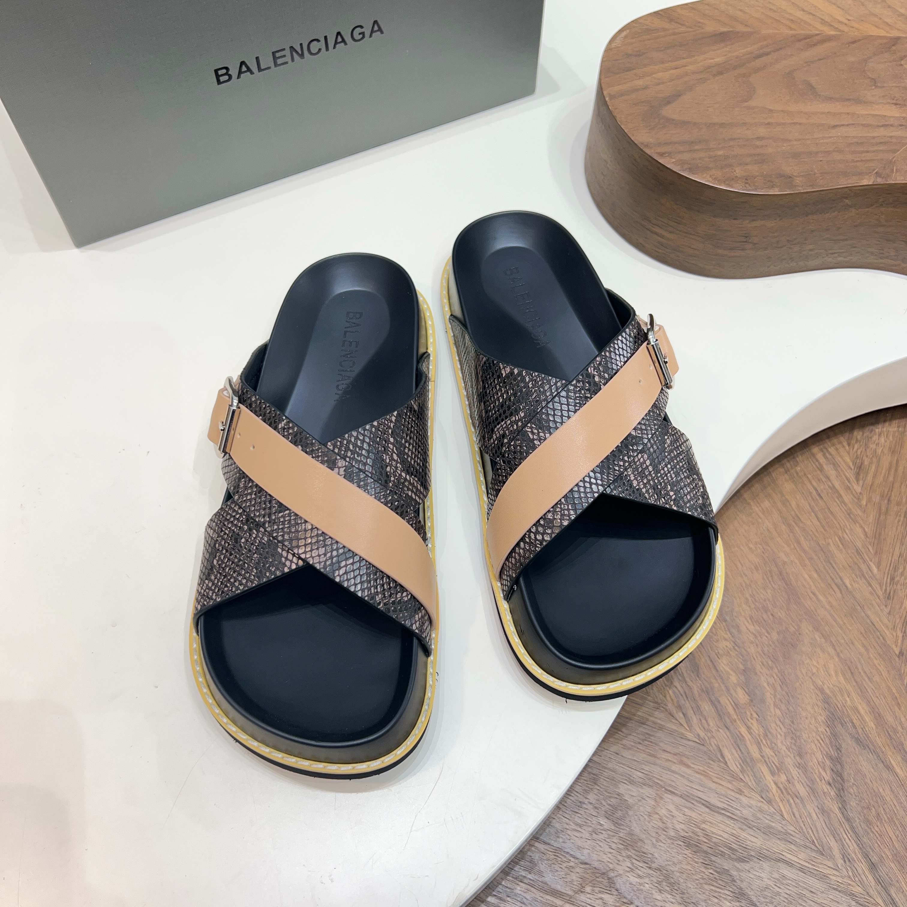 발렌시아가(Balenciaga) 빈티지 스네이크 패턴 버클 샌들 신발