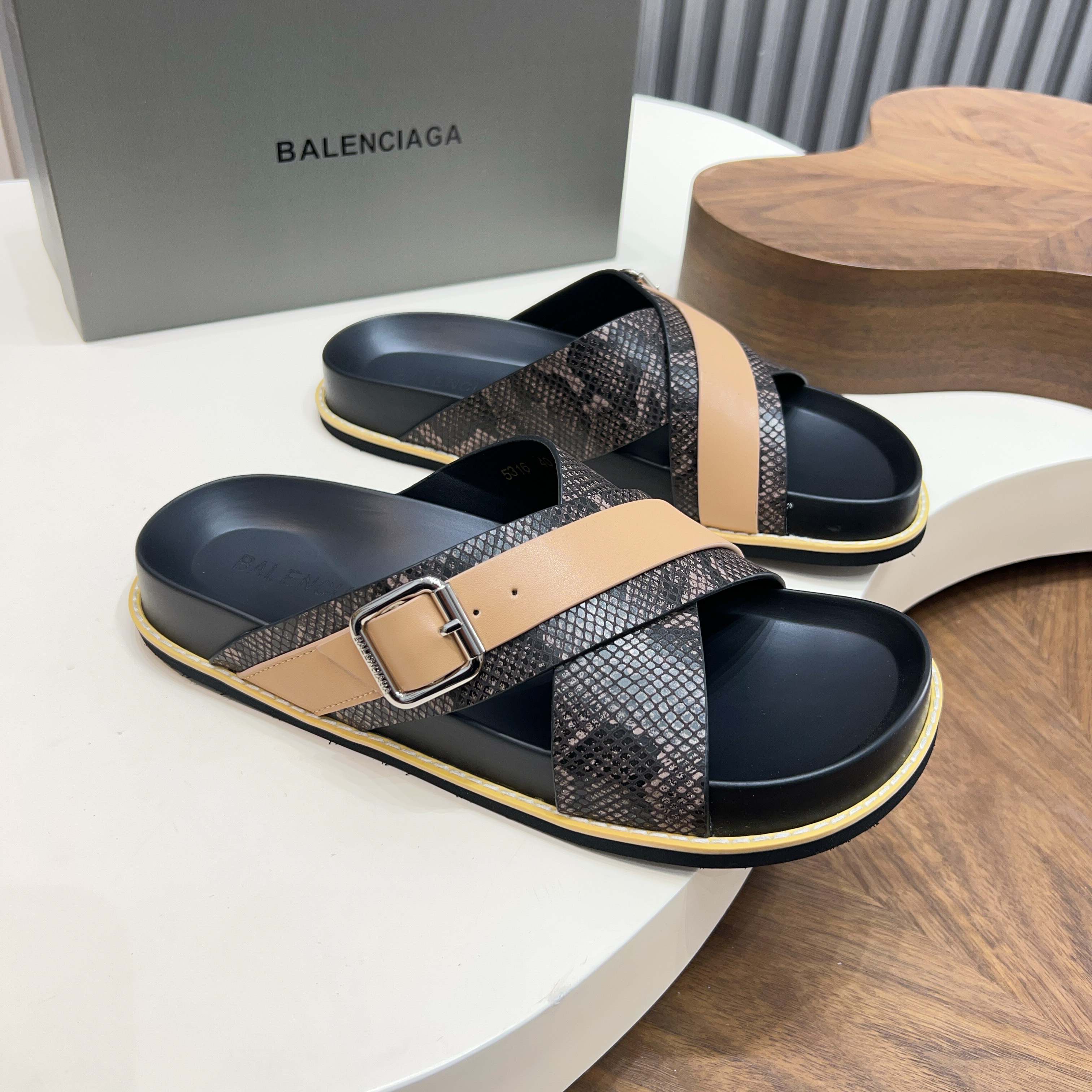 발렌시아가(Balenciaga) 빈티지 스네이크 패턴 버클 샌들 신발