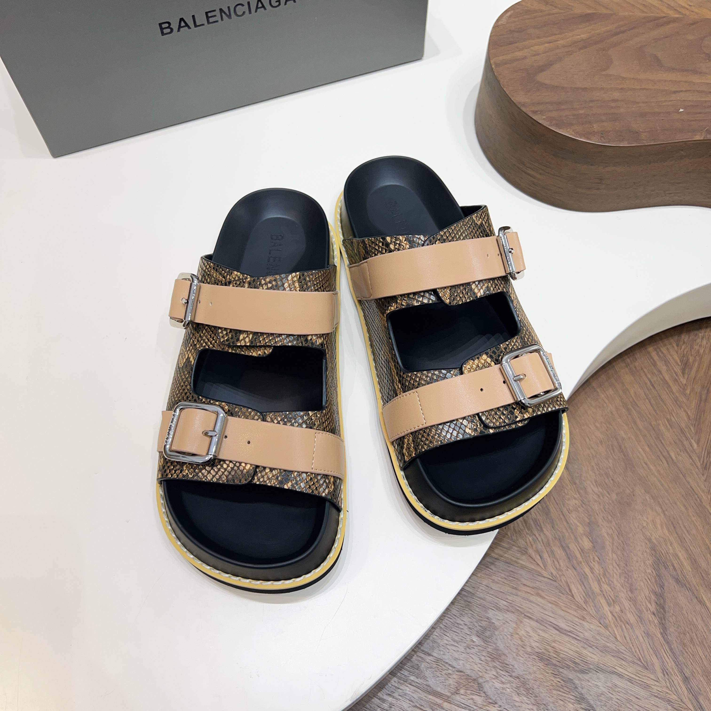 발렌시아가(Balenciaga) 빈티지 스네이크 패턴 버클 샌들 신발