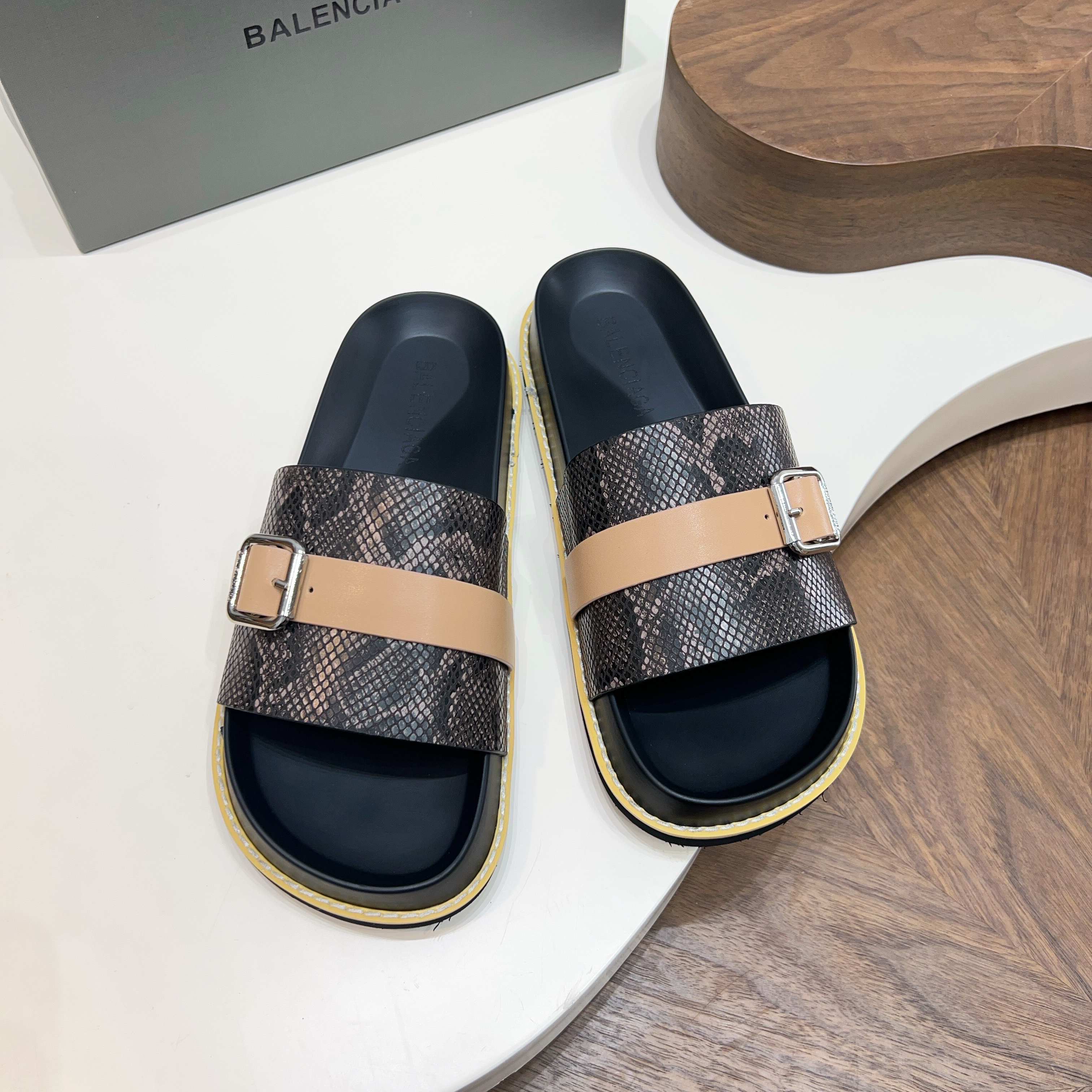 발렌시아가(Balenciaga) 빈티지 스네이크 패턴 버클 슬리퍼 샌들 신발