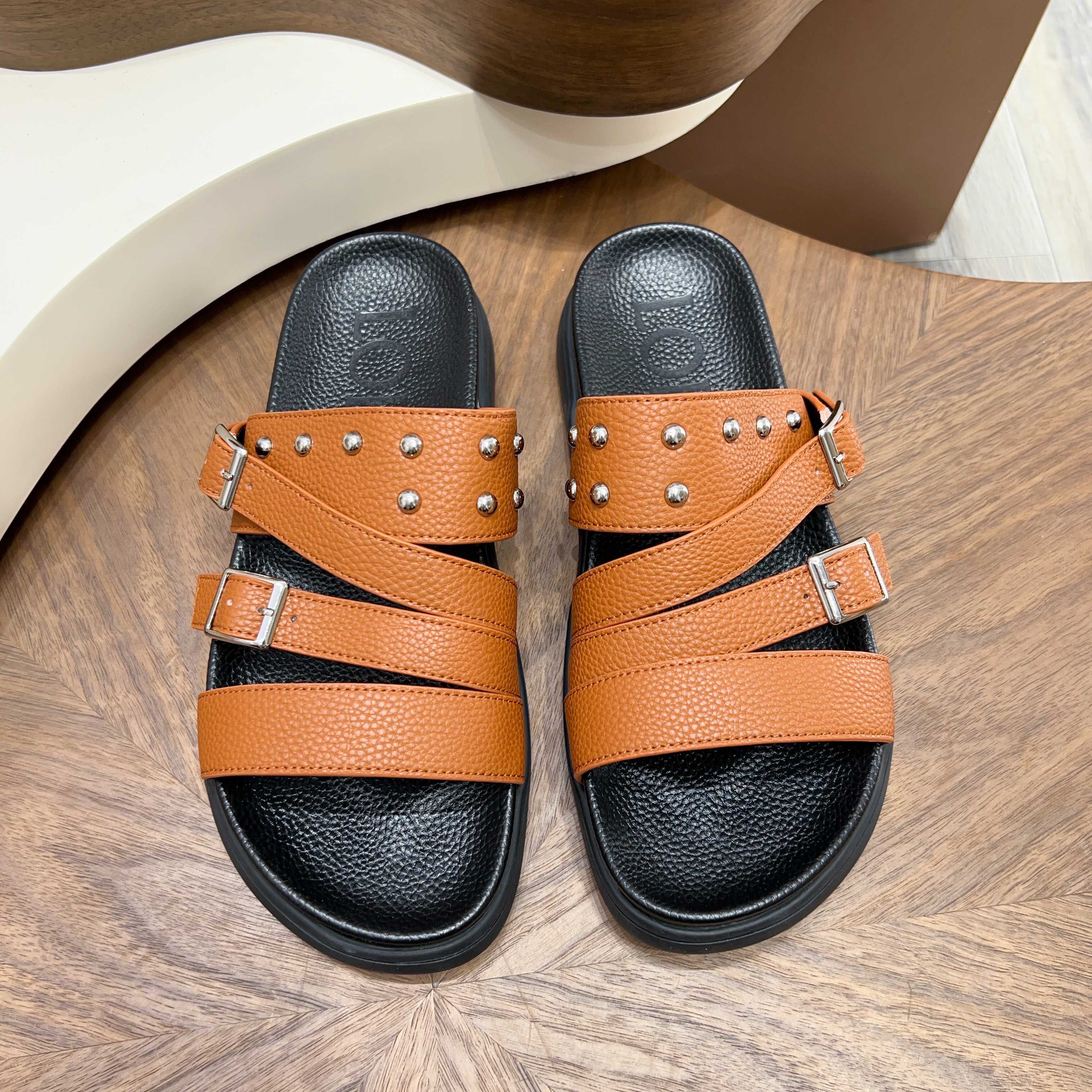 로에베(Loewe) 메탈 징 포인트 더블 스트랩 샌들 슬리퍼 신발