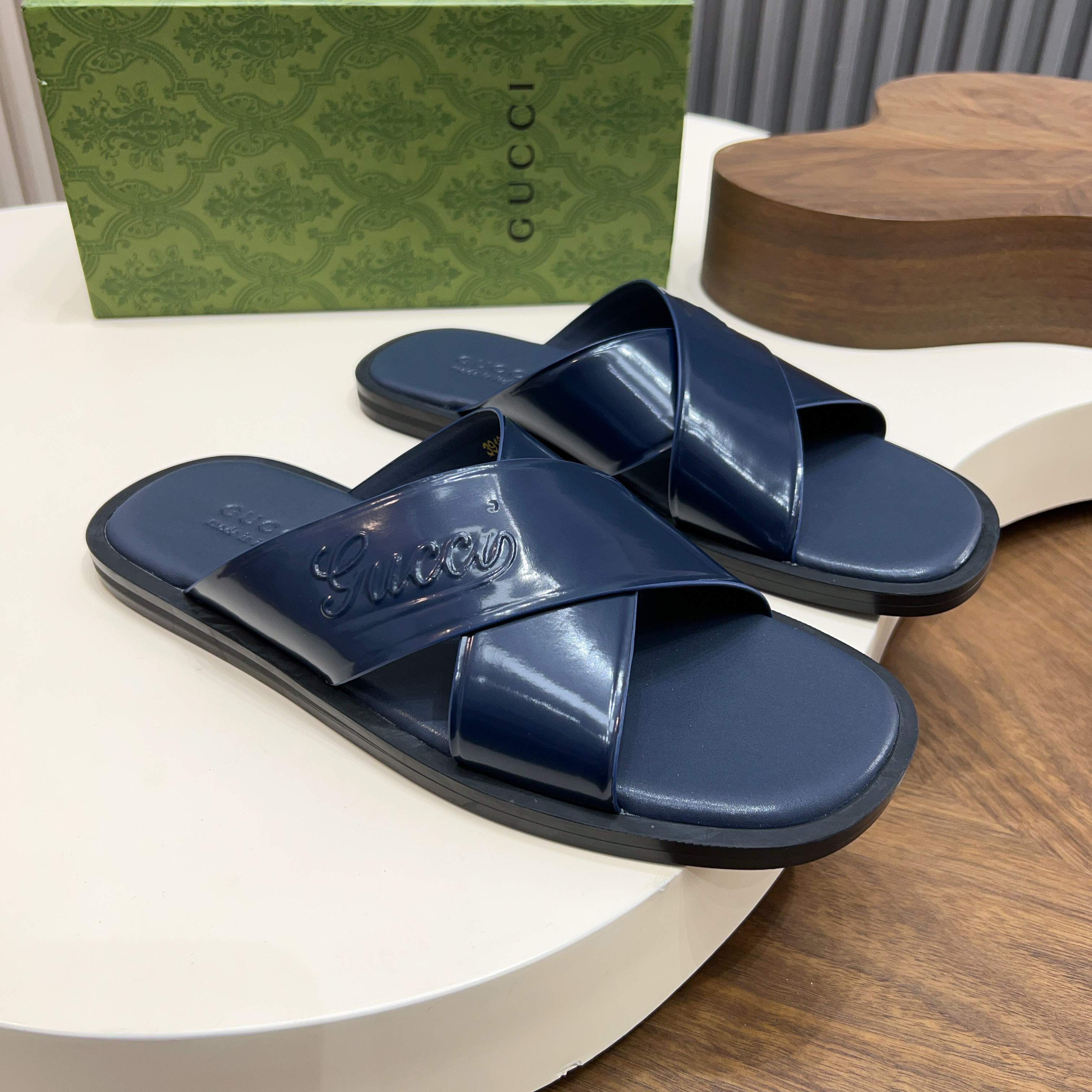 구찌(Gucci) 시그니처 카프스킨 엠보싱 슬라이드 슬리퍼 신발