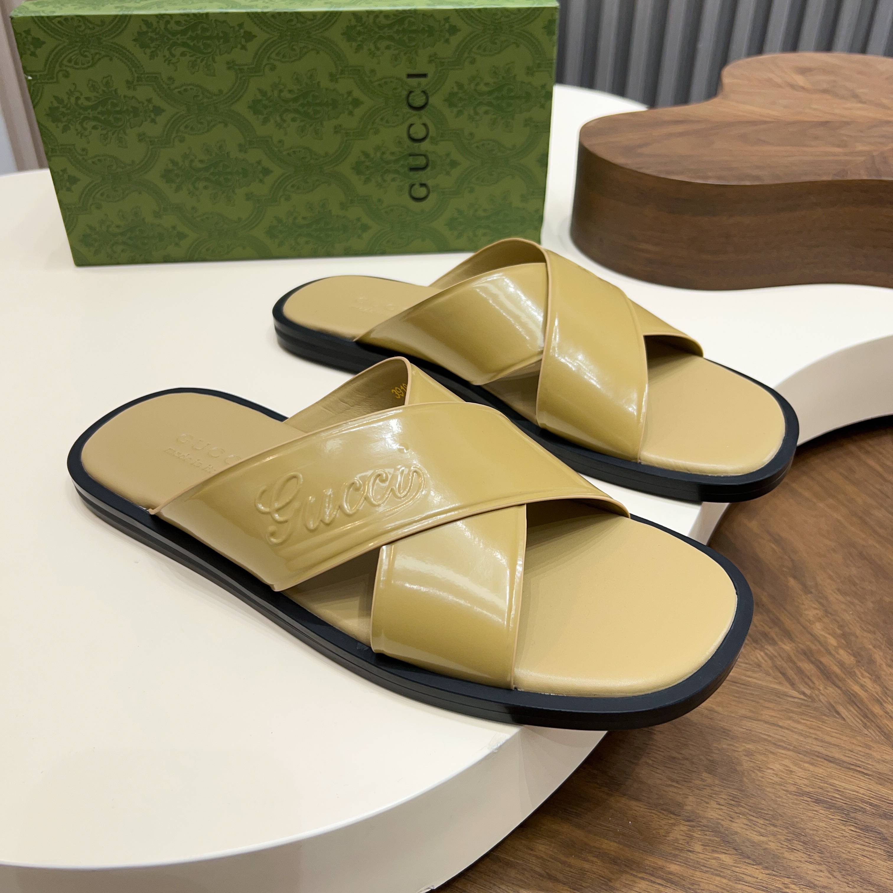 구찌(Gucci) 시그니처 카프스킨 엠보싱 슬라이드 슬리퍼 신발