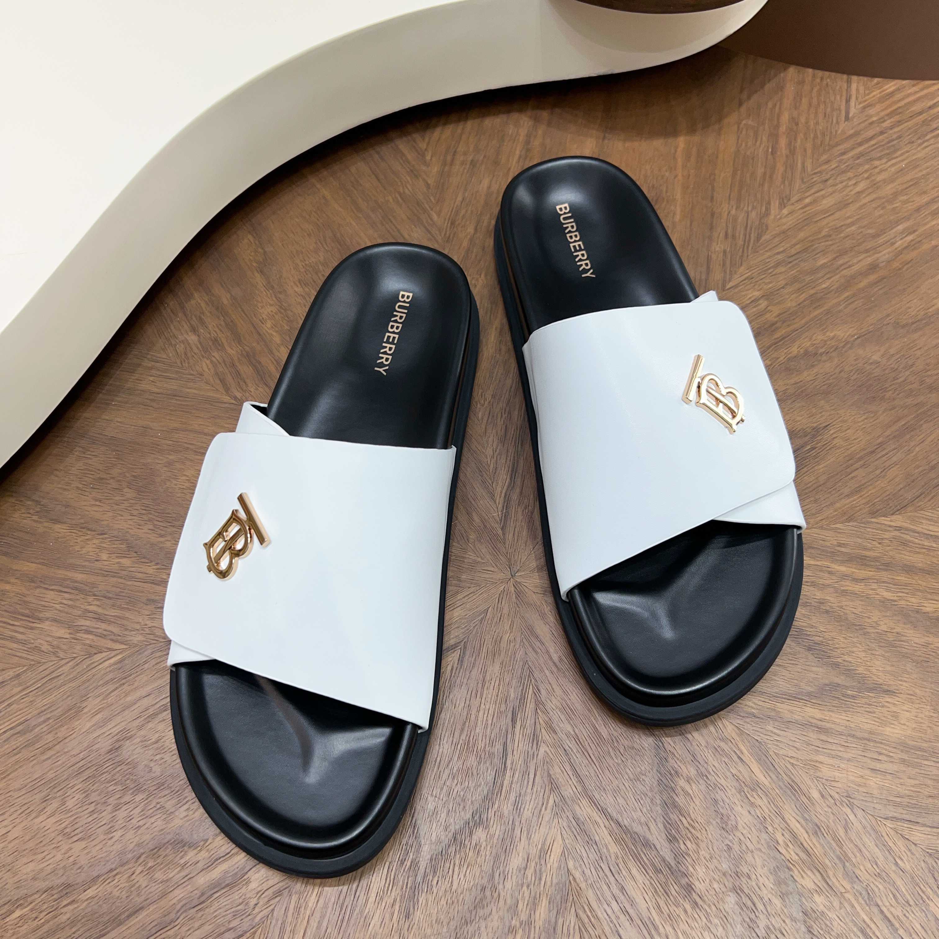버버리(Burberry) TB 메탈 로고 크로스 레더 샌들 슬리퍼 신발