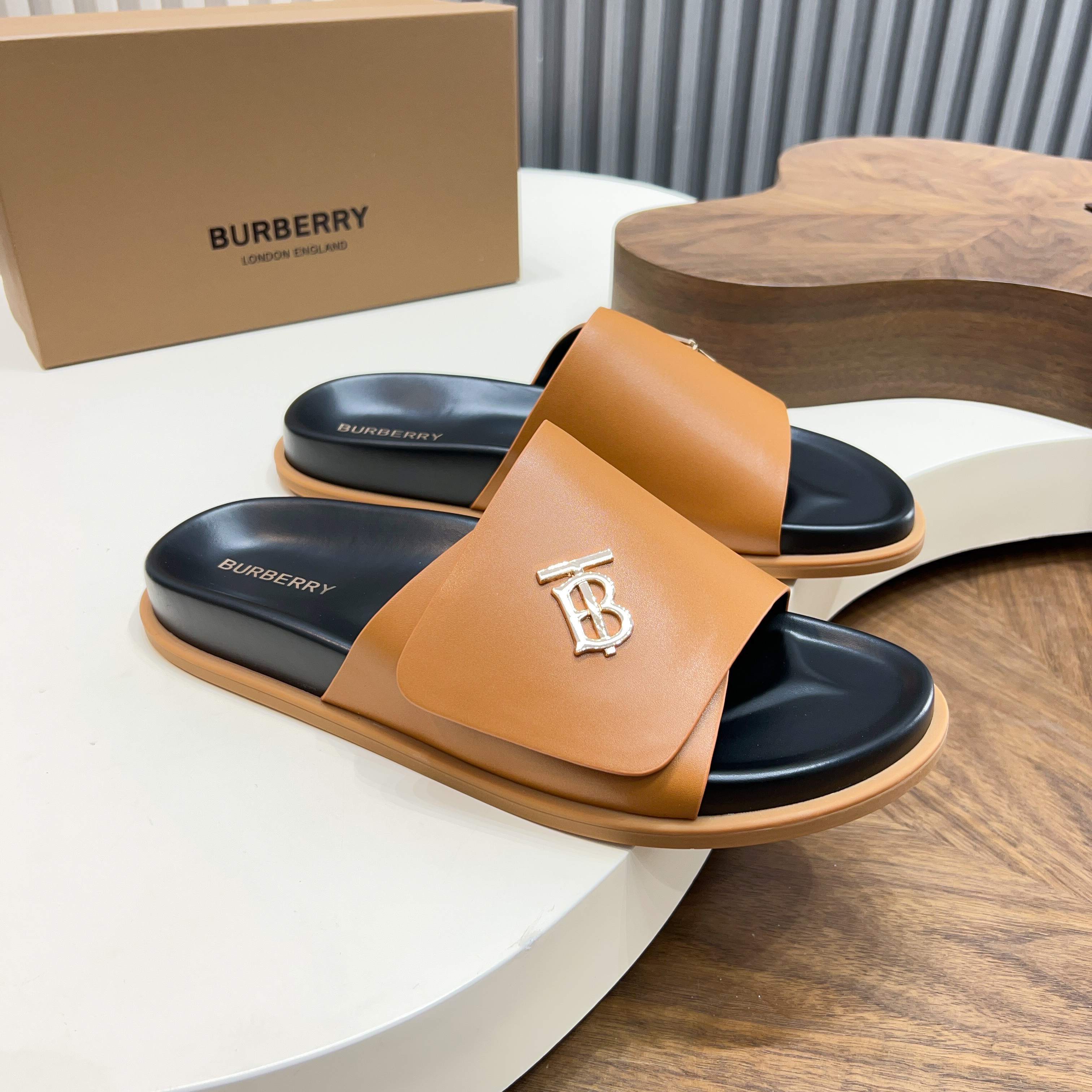 버버리(Burberry) TB 메탈 로고 크로스 레더 샌들 슬리퍼 신발