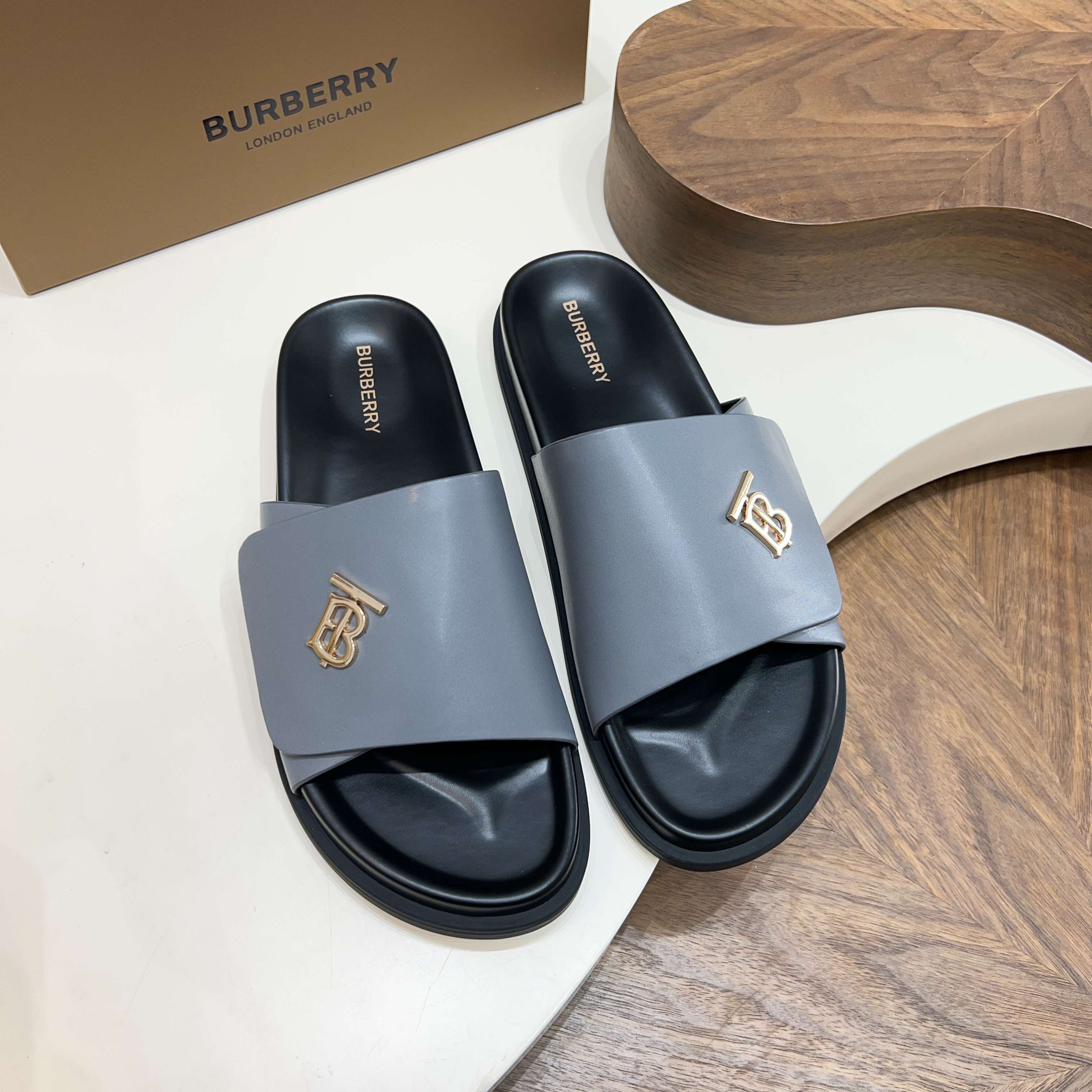 버버리(Burberry) TB 메탈 로고 크로스 레더 샌들 슬리퍼 신발