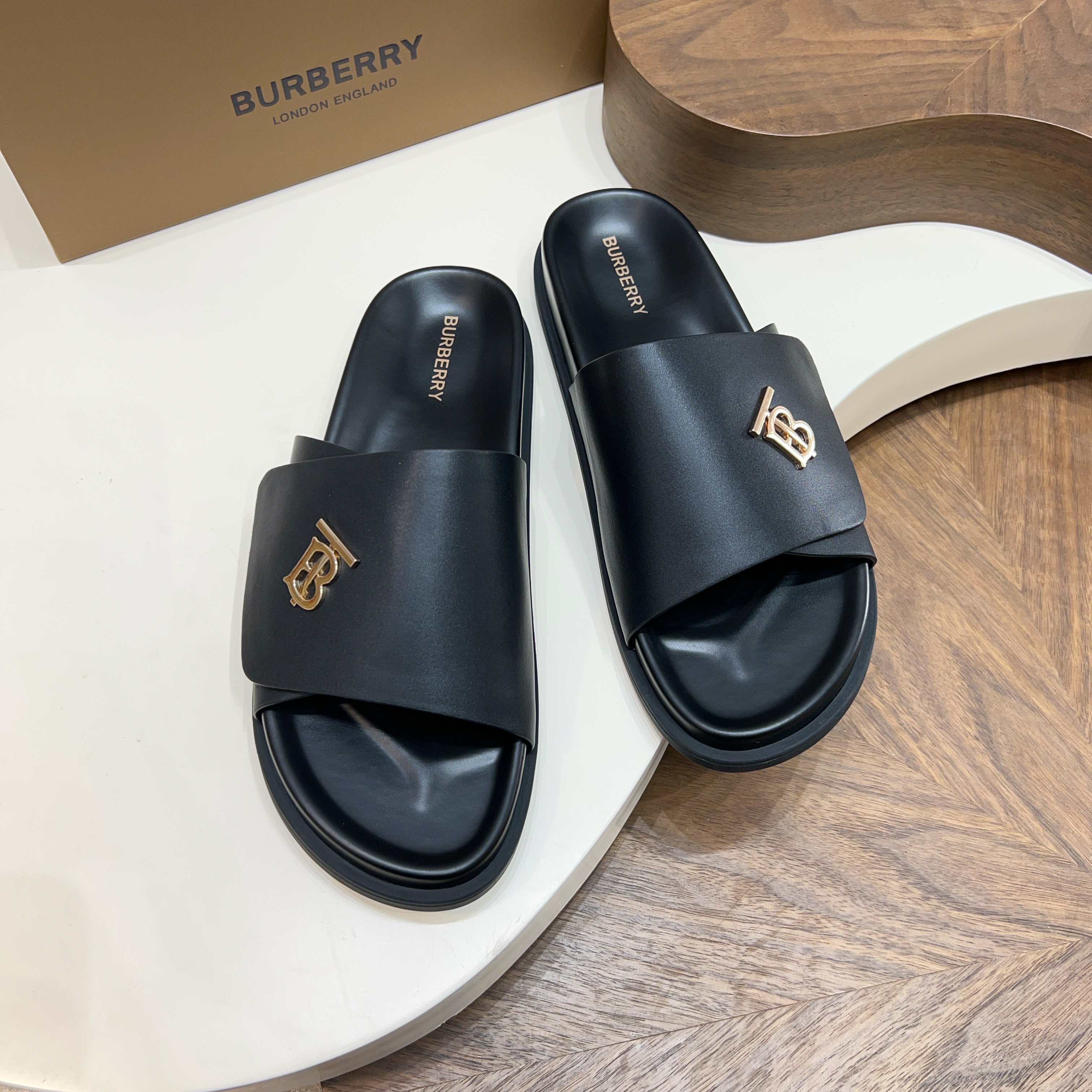 버버리(Burberry) TB 메탈 로고 크로스 레더 샌들 슬리퍼 신발