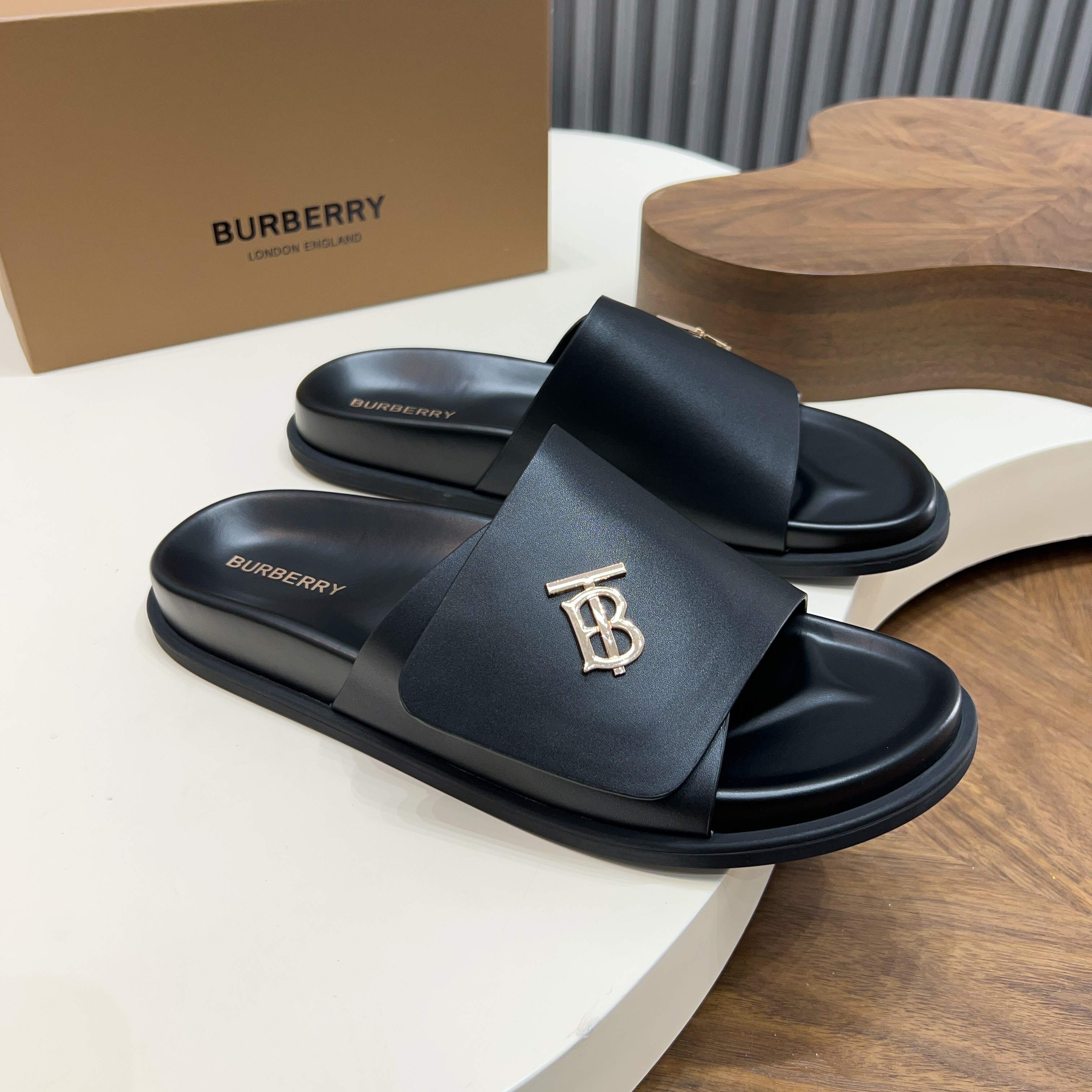 버버리(Burberry) TB 메탈 로고 크로스 레더 샌들 슬리퍼 신발