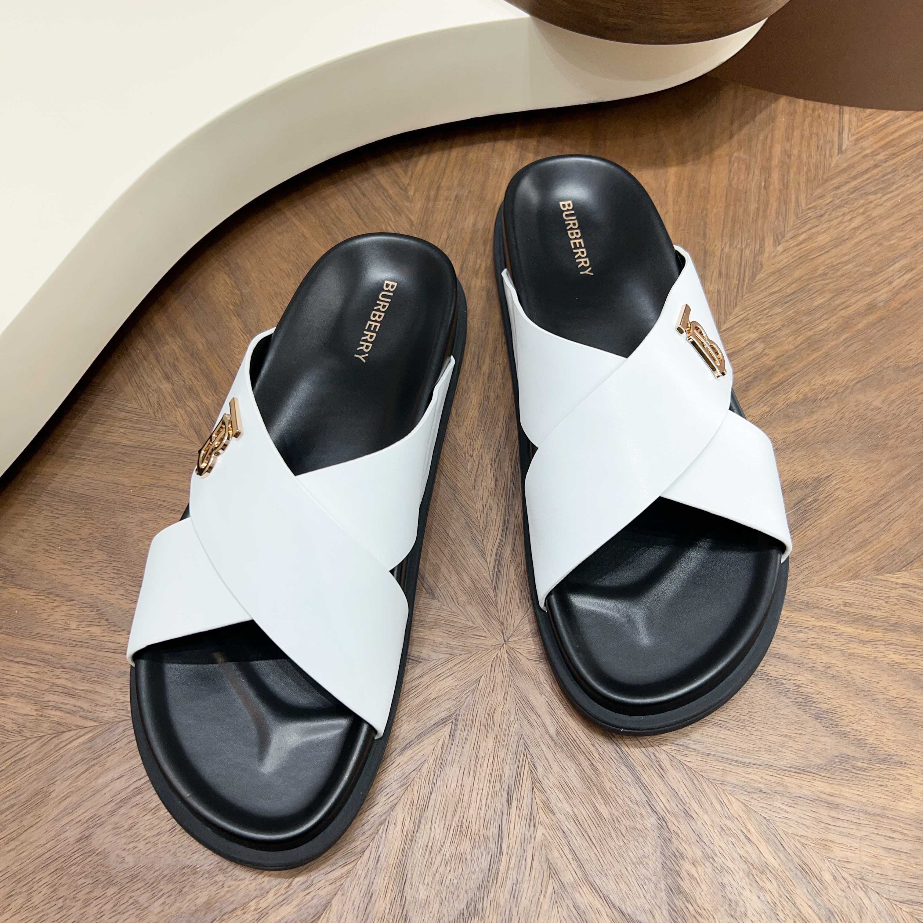 버버리(Burberry) TB 메탈 로고 크로스 레더 샌들 슬리퍼 신발