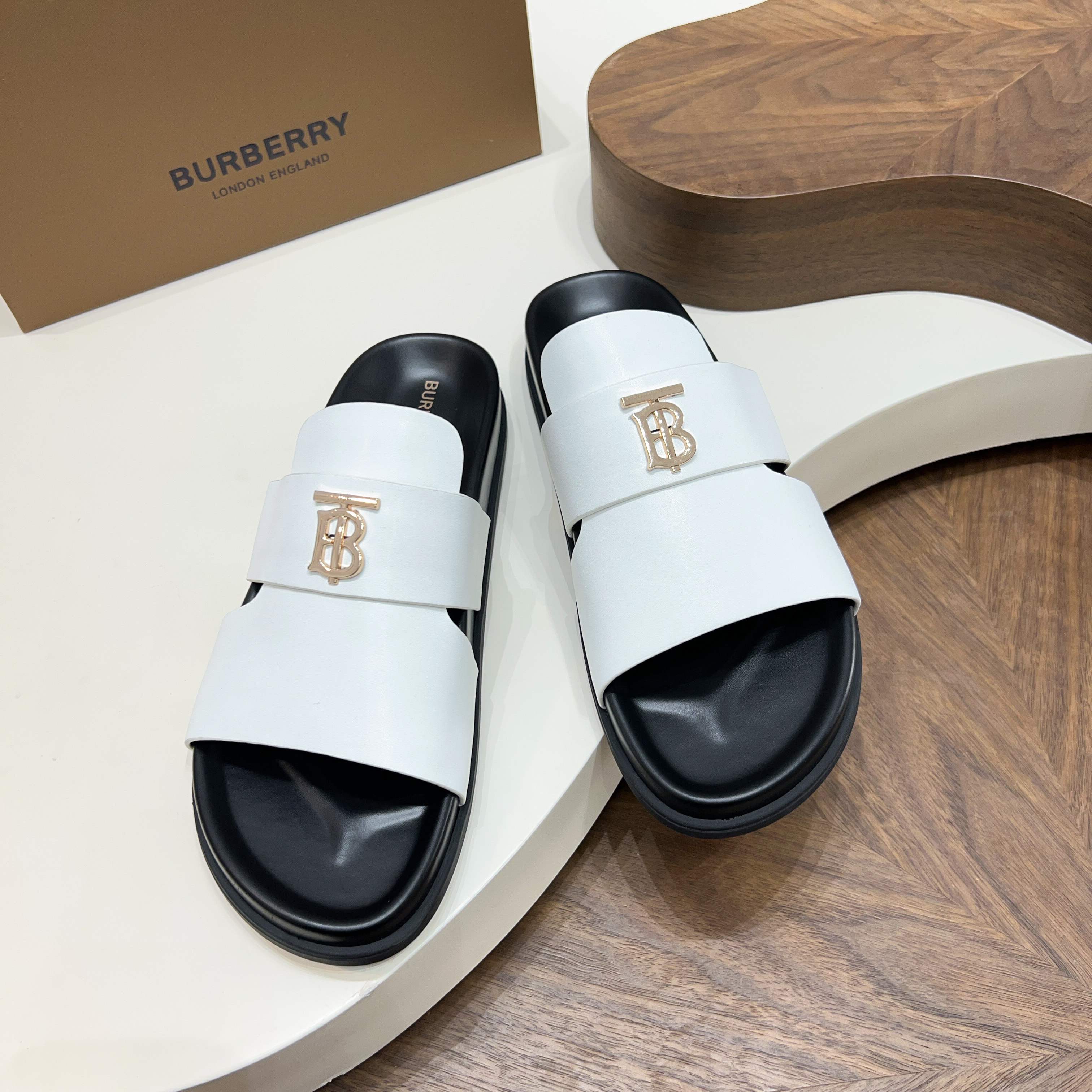 버버리(Burberry) TB 메탈 로고 크로스 레더 샌들 슬리퍼 신발