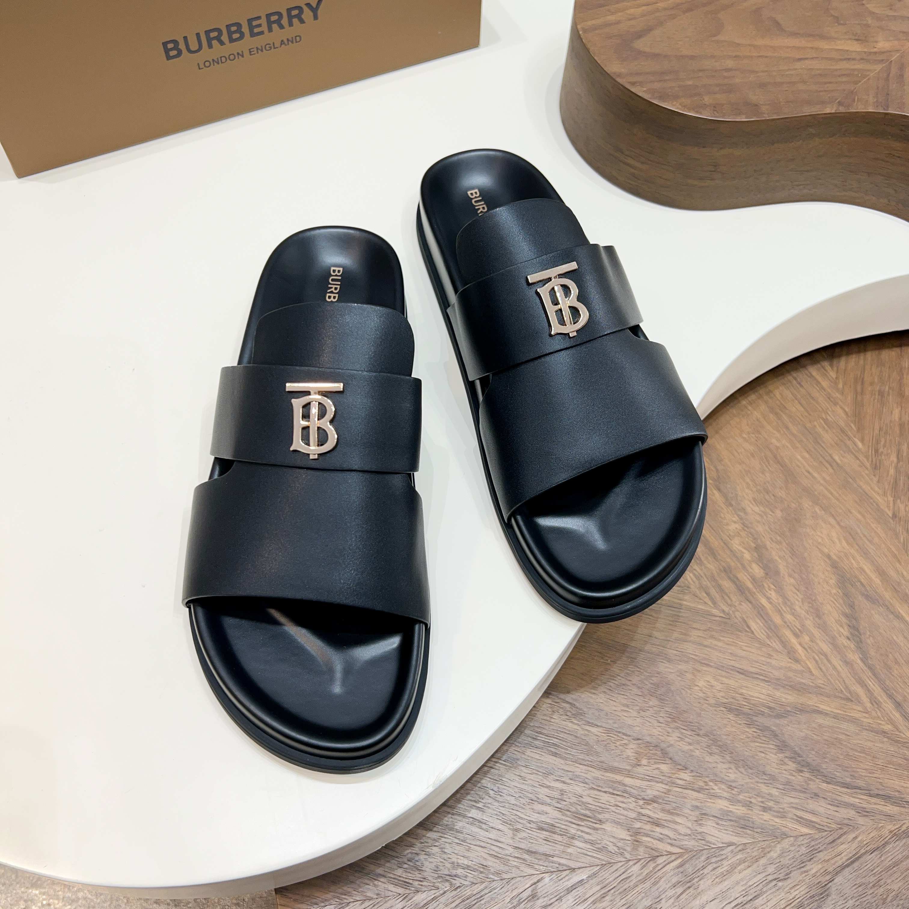 버버리(Burberry) TB 메탈 로고 크로스 레더 샌들 슬리퍼 신발