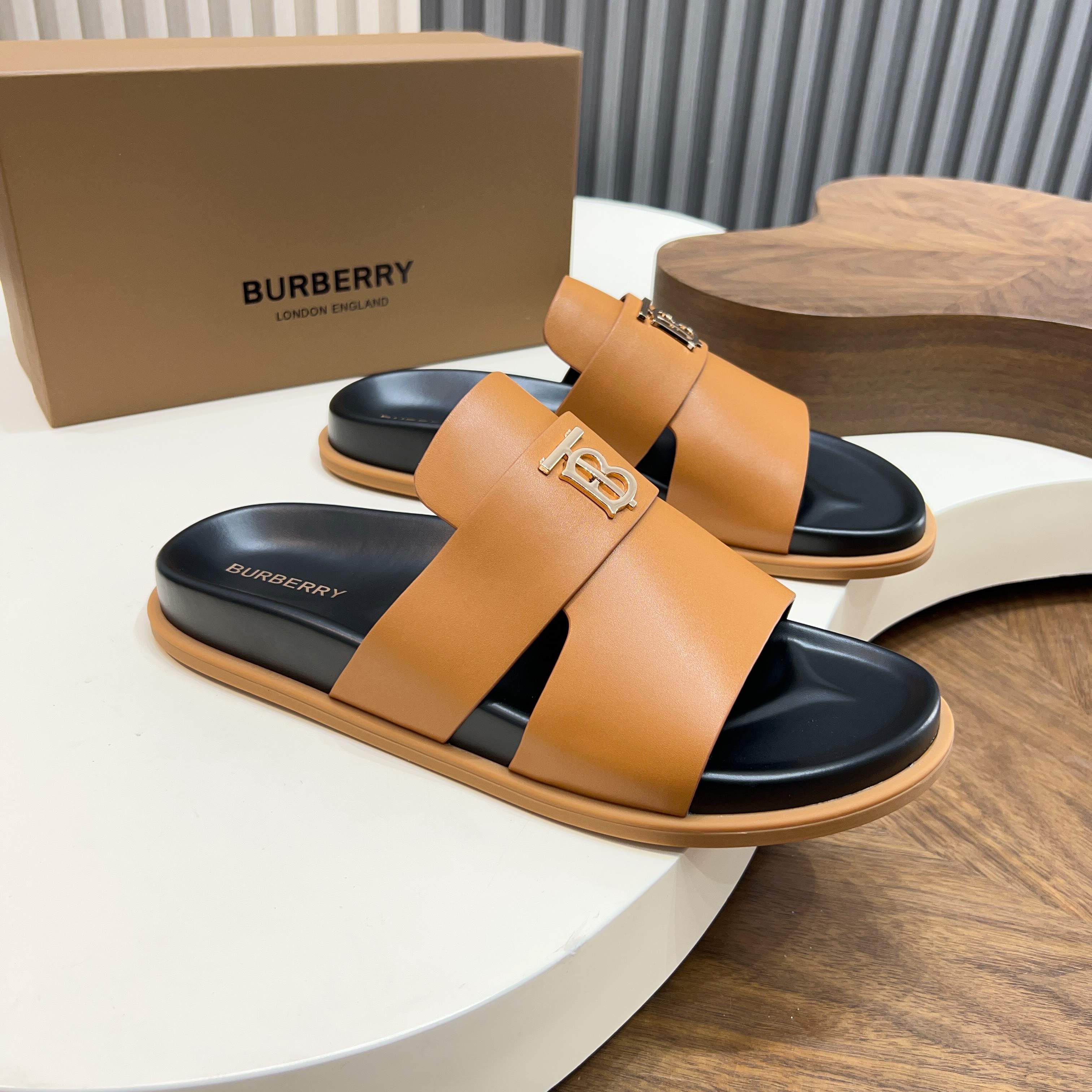 버버리(Burberry) TB 메탈 로고 크로스 레더 샌들 슬리퍼 신발