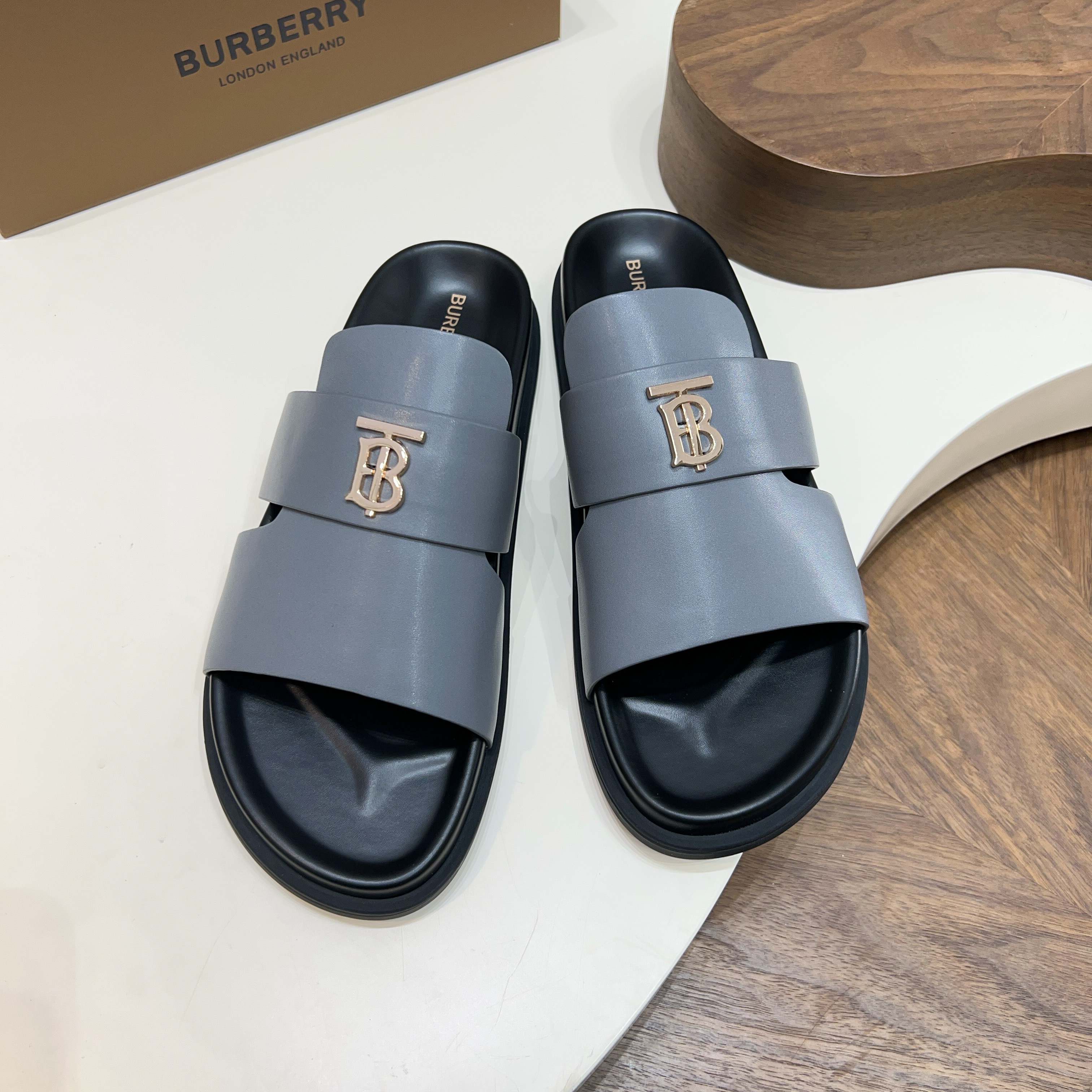 버버리(Burberry) TB 메탈 로고 크로스 레더 샌들 슬리퍼 신발
