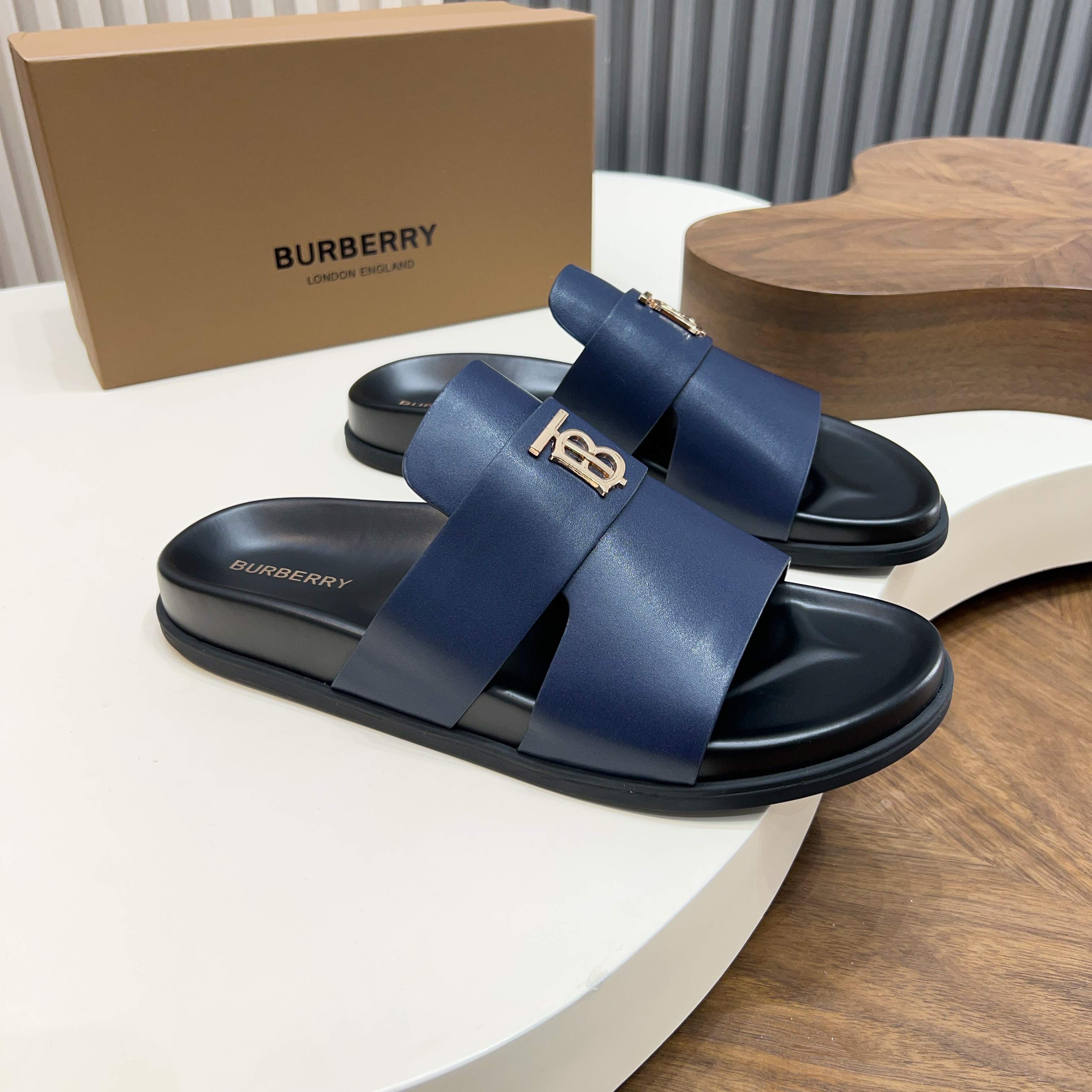 버버리(Burberry) TB 메탈 로고 크로스 레더 샌들 슬리퍼 신발