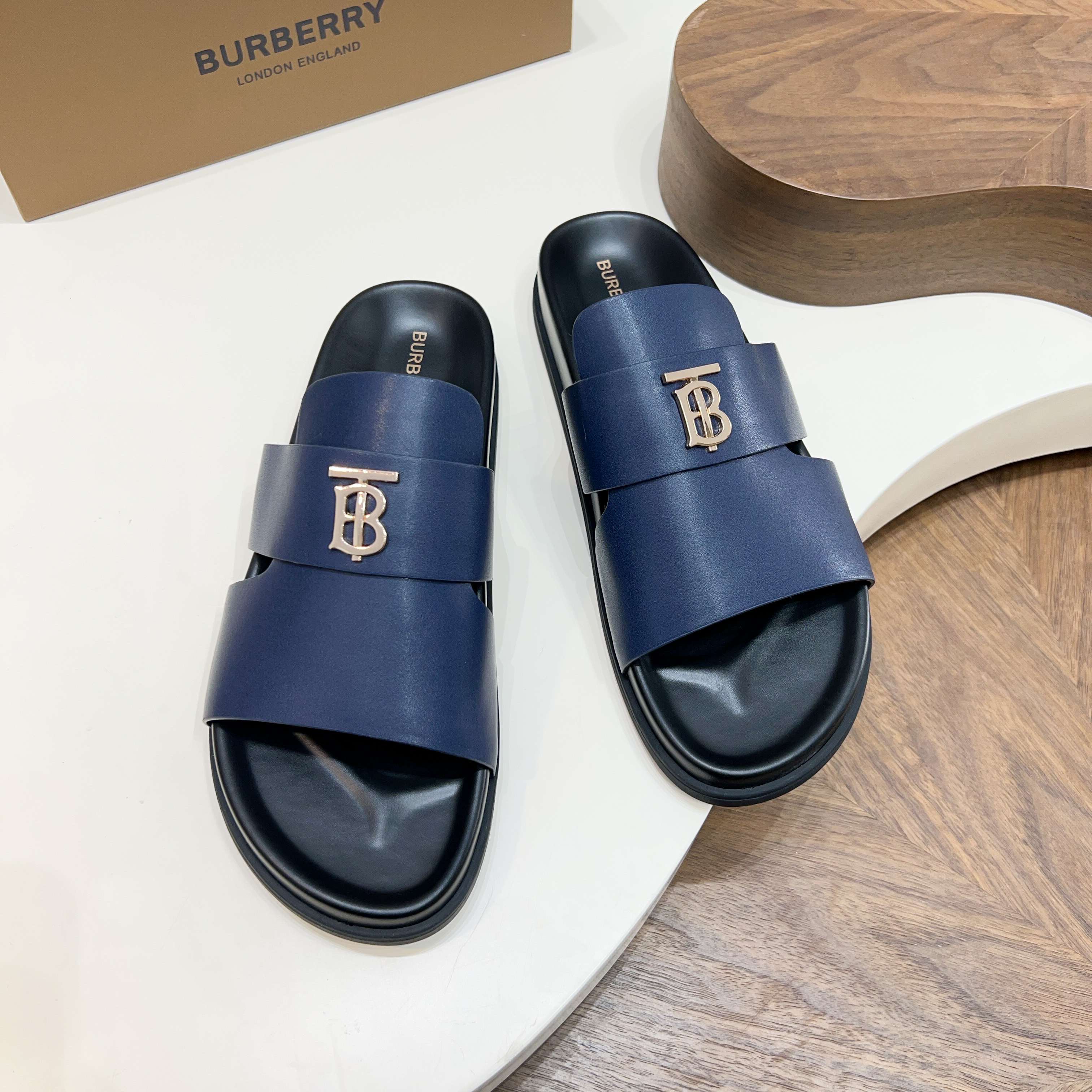 버버리(Burberry) TB 메탈 로고 크로스 레더 샌들 슬리퍼 신발