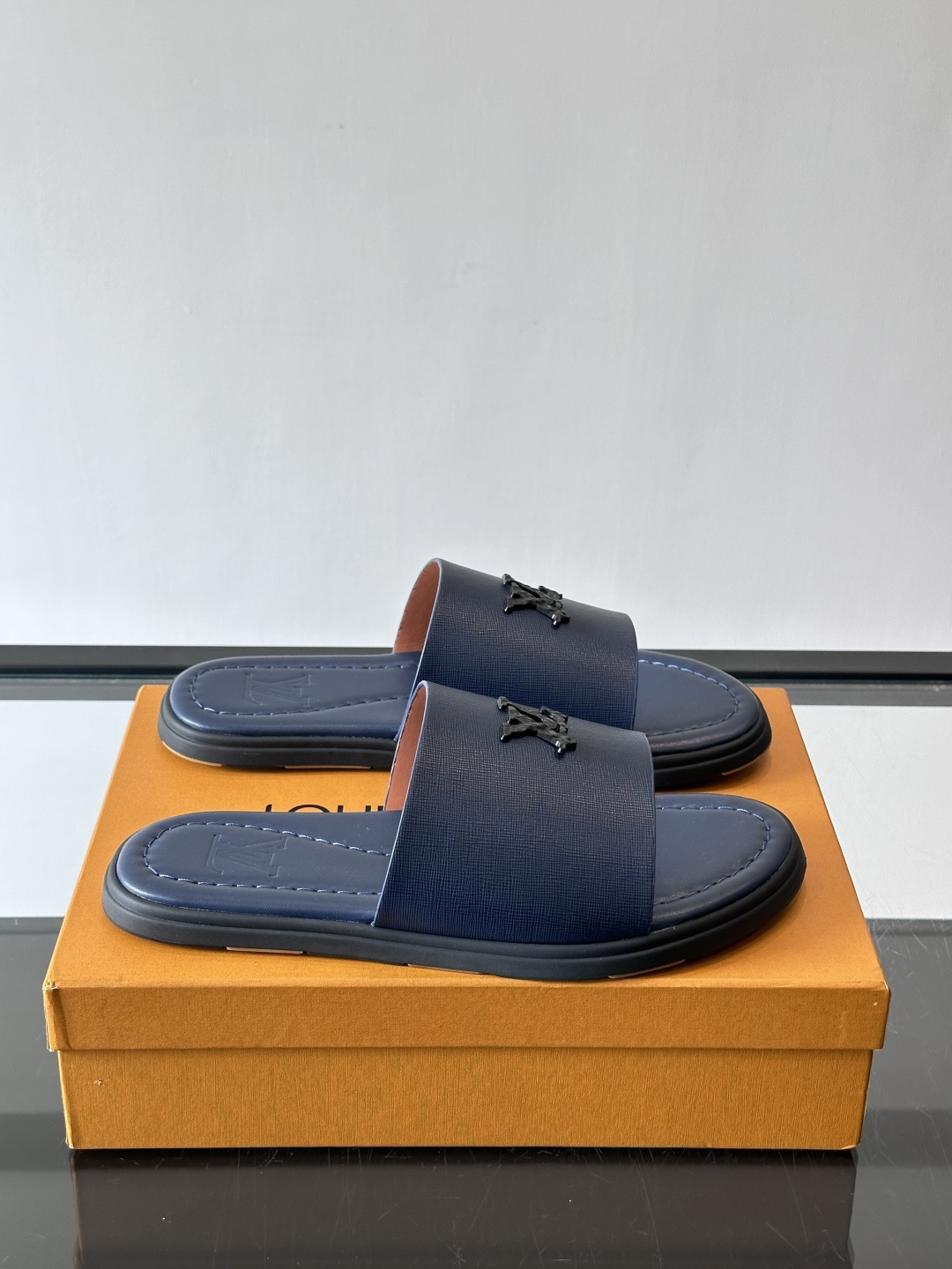 LV 루이비통 컬렉션 미니멀 플랫 슬라이드 슬리퍼 샌들 신발