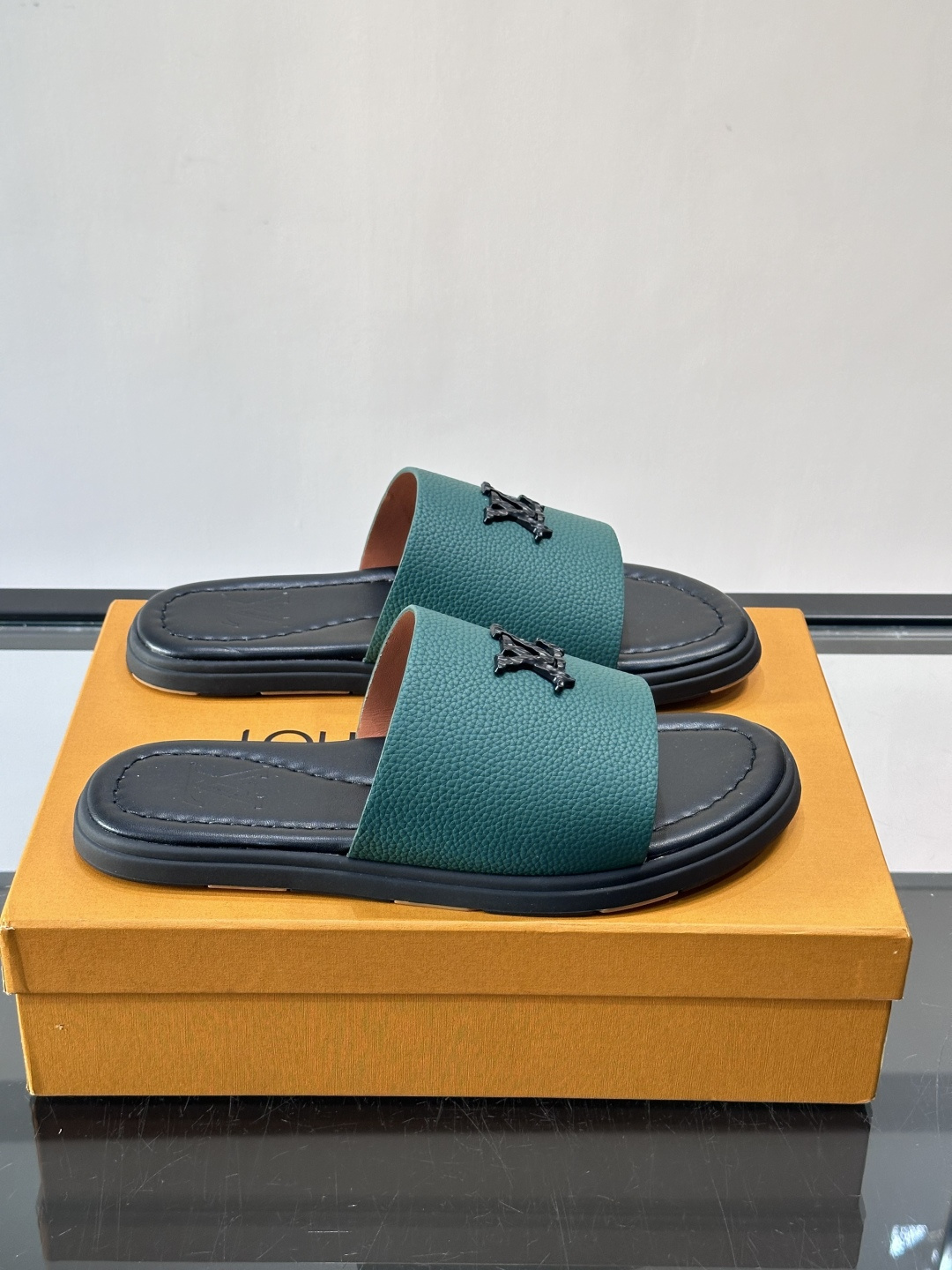 LV 루이비통 컬렉션 미니멀 플랫 슬라이드 슬리퍼 샌들 신발