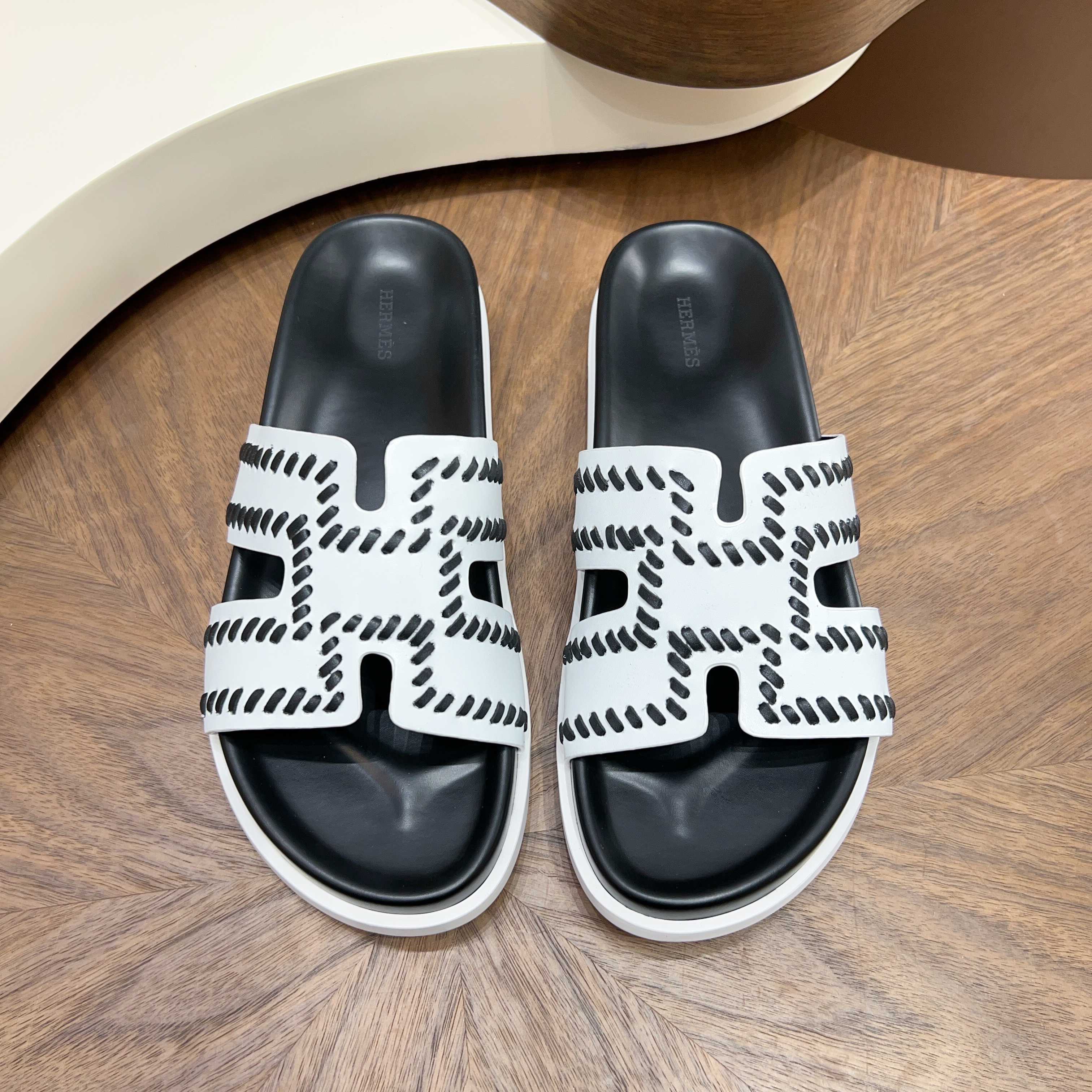 에르메스(Hermes) 수공예 가죽 스트랩 H-버클 샌들 슬리퍼 신발