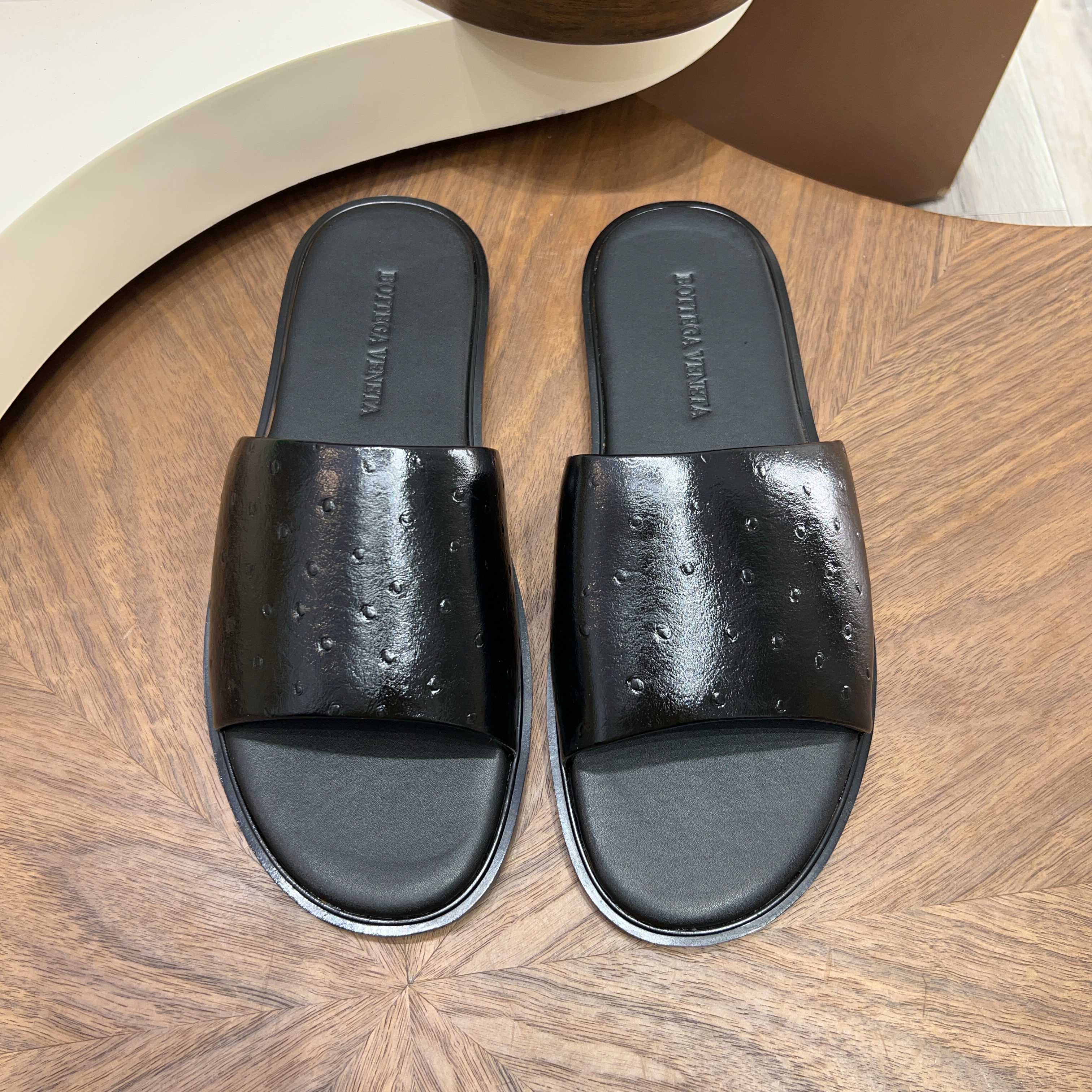 BOTTEGA VENETA BV 보테가 베네타 엠보 카프스킨 와이드 슬라이드 슬리퍼 샌들 신발