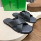 BOTTEGA VENETA BV 보테가 베네타 엠보 카프스킨 와이드 슬라이드 슬리퍼 샌들 신발