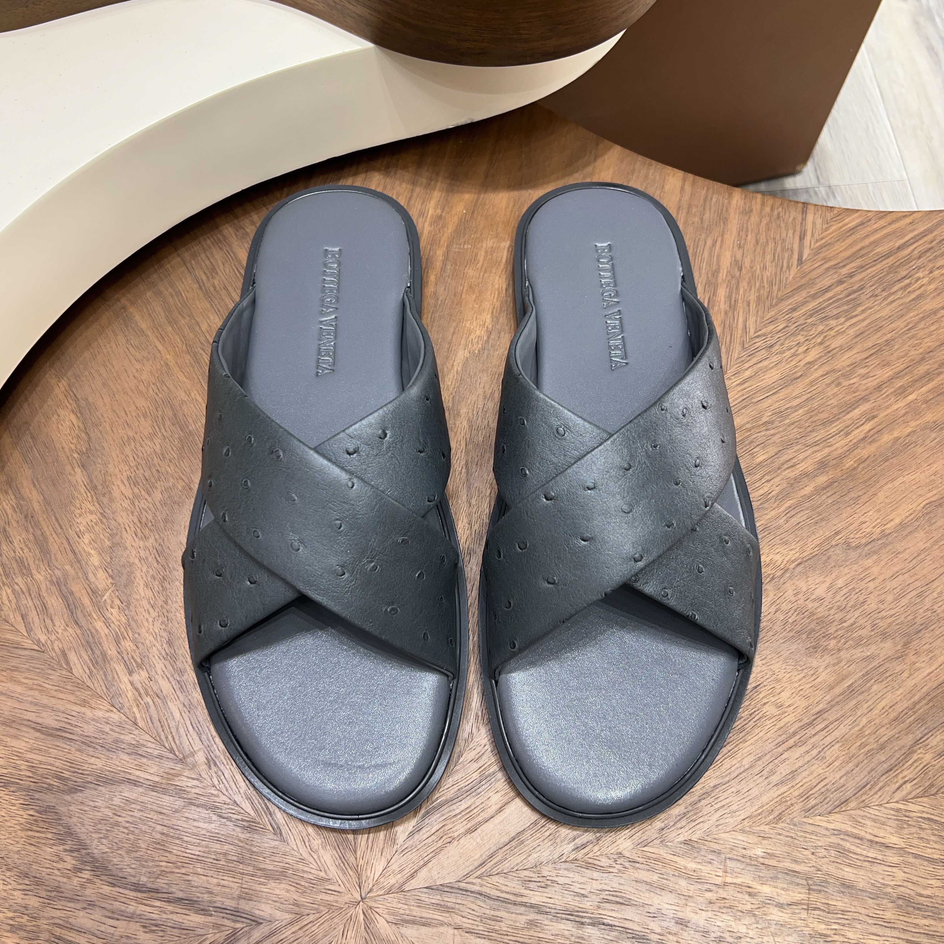 BOTTEGA VENETA BV 보테가 베네타 엠보 카프스킨 와이드 슬라이드 슬리퍼 샌들 신발