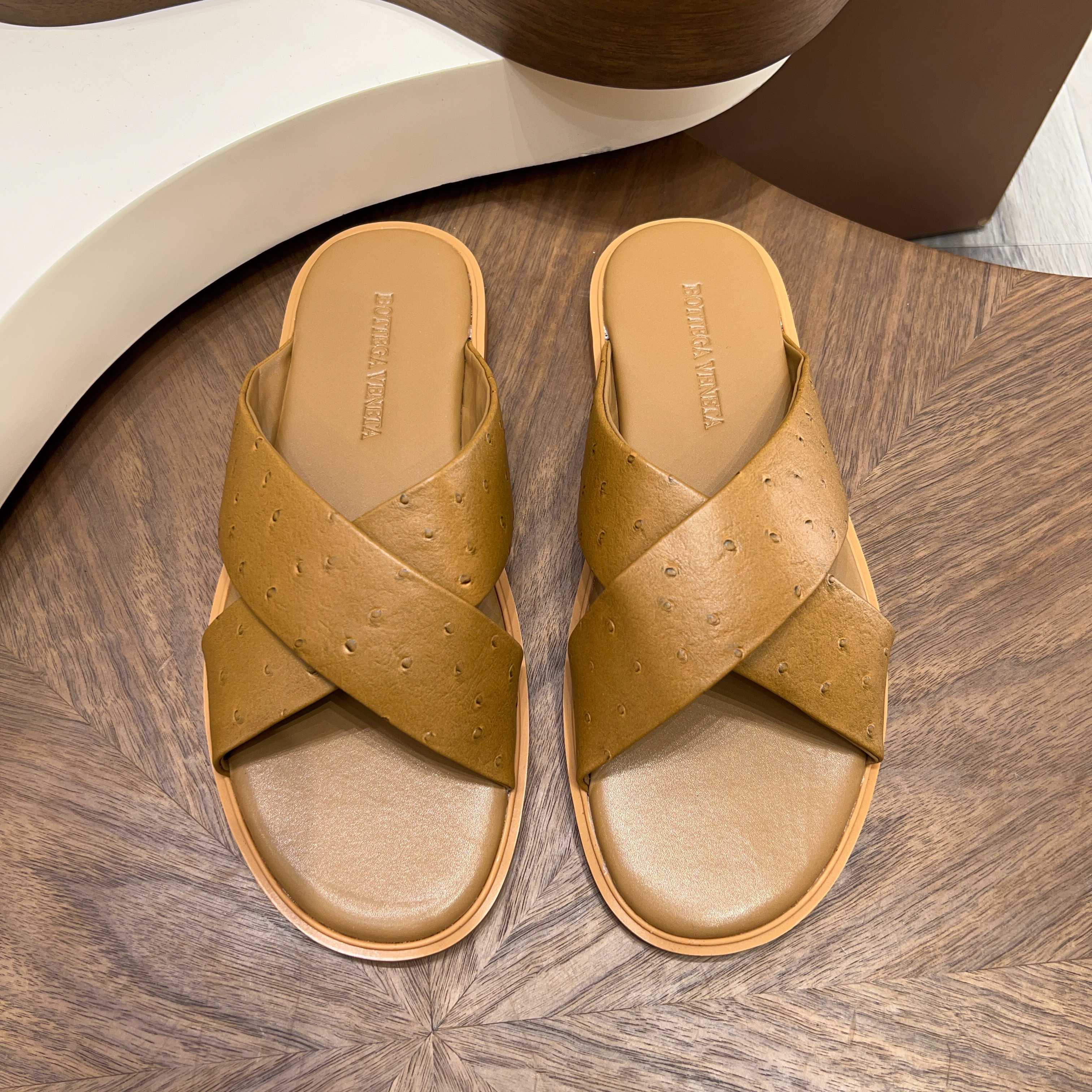 BOTTEGA VENETA BV 보테가 베네타 엠보 카프스킨 와이드 슬라이드 슬리퍼 샌들 신발