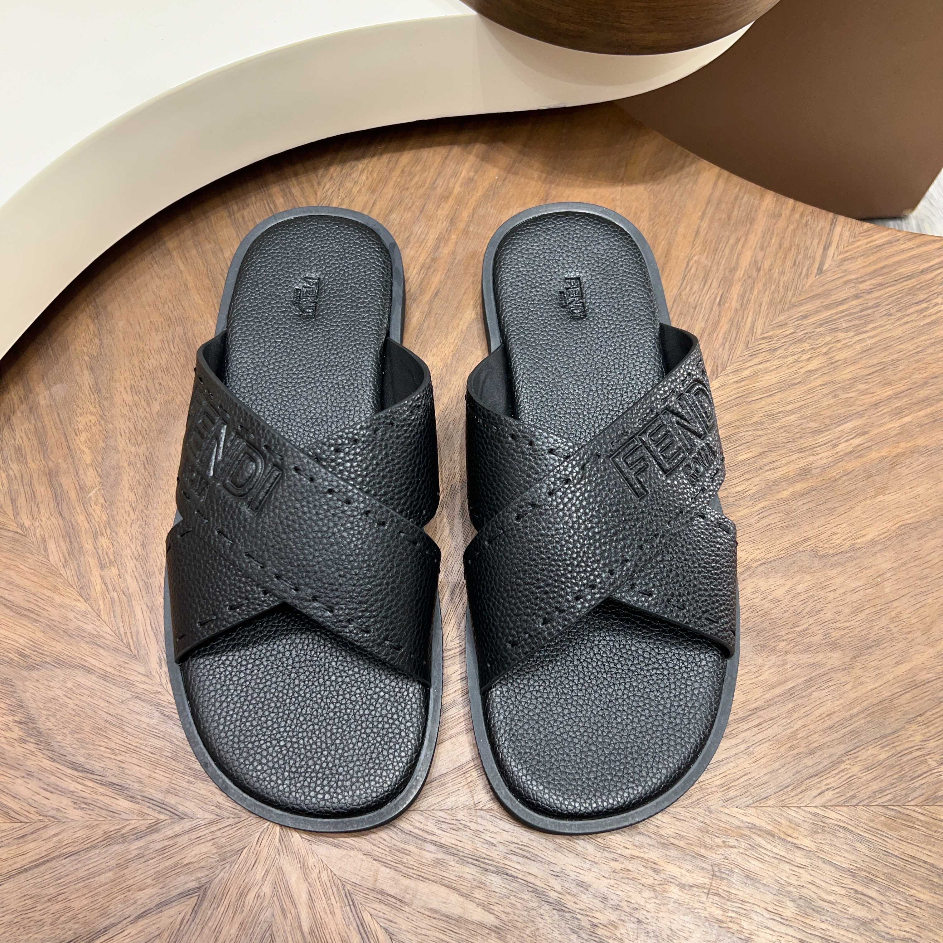 Fendi 펜디 시그니처 엠보싱 레더 샌들 슬리퍼 신발