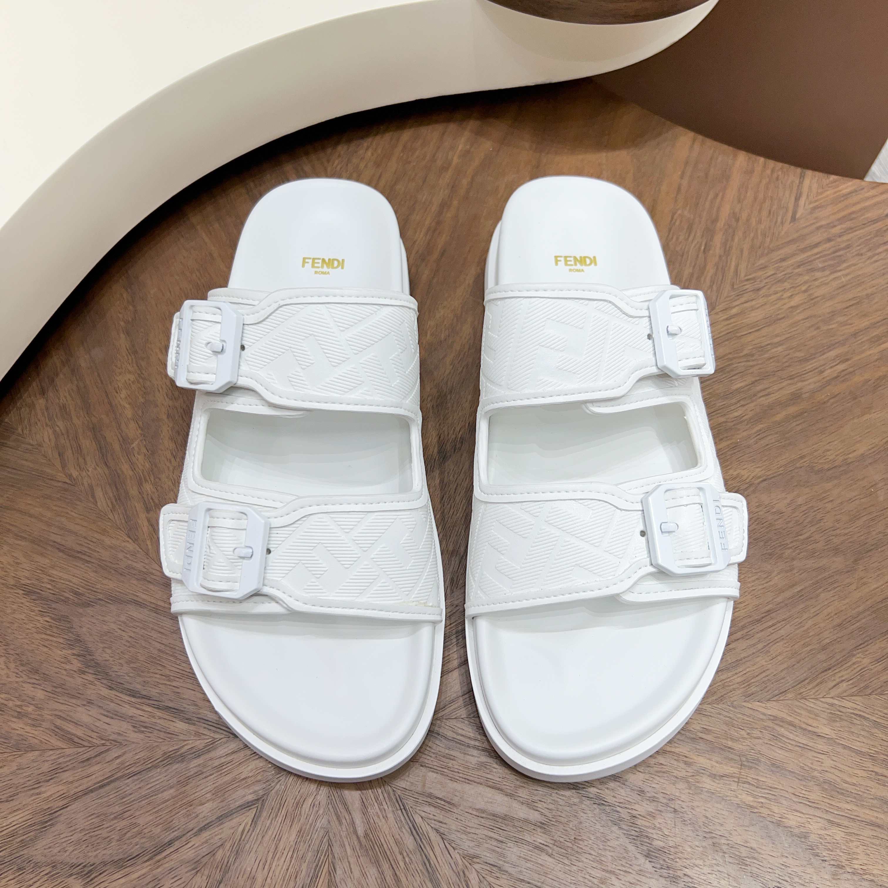 Fendi 펜디 시그니처 엠보싱 레더 샌들 슬리퍼 신발