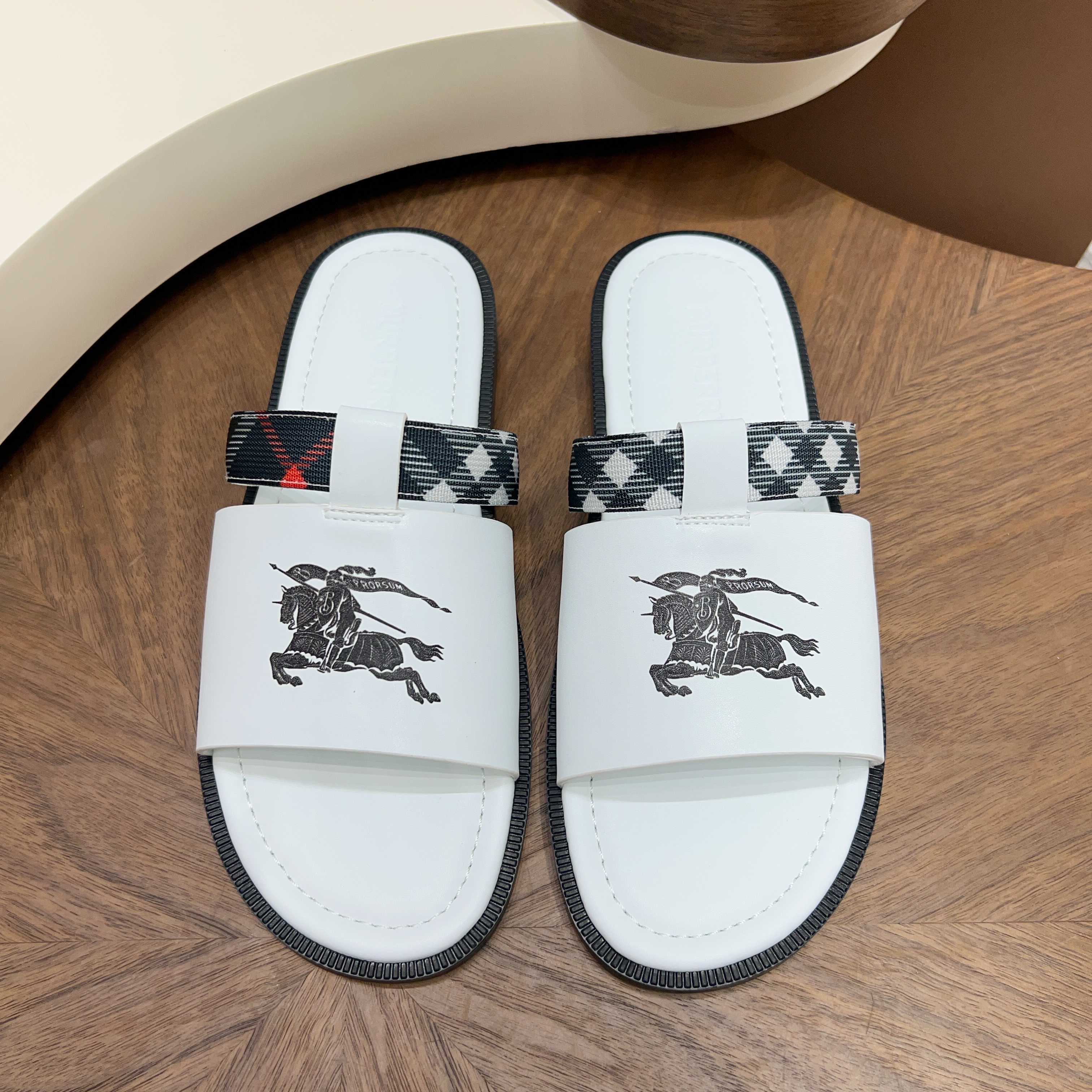 버버리(Burberry) TB 메탈 로고 크로스 레더 샌들 슬리퍼 신발