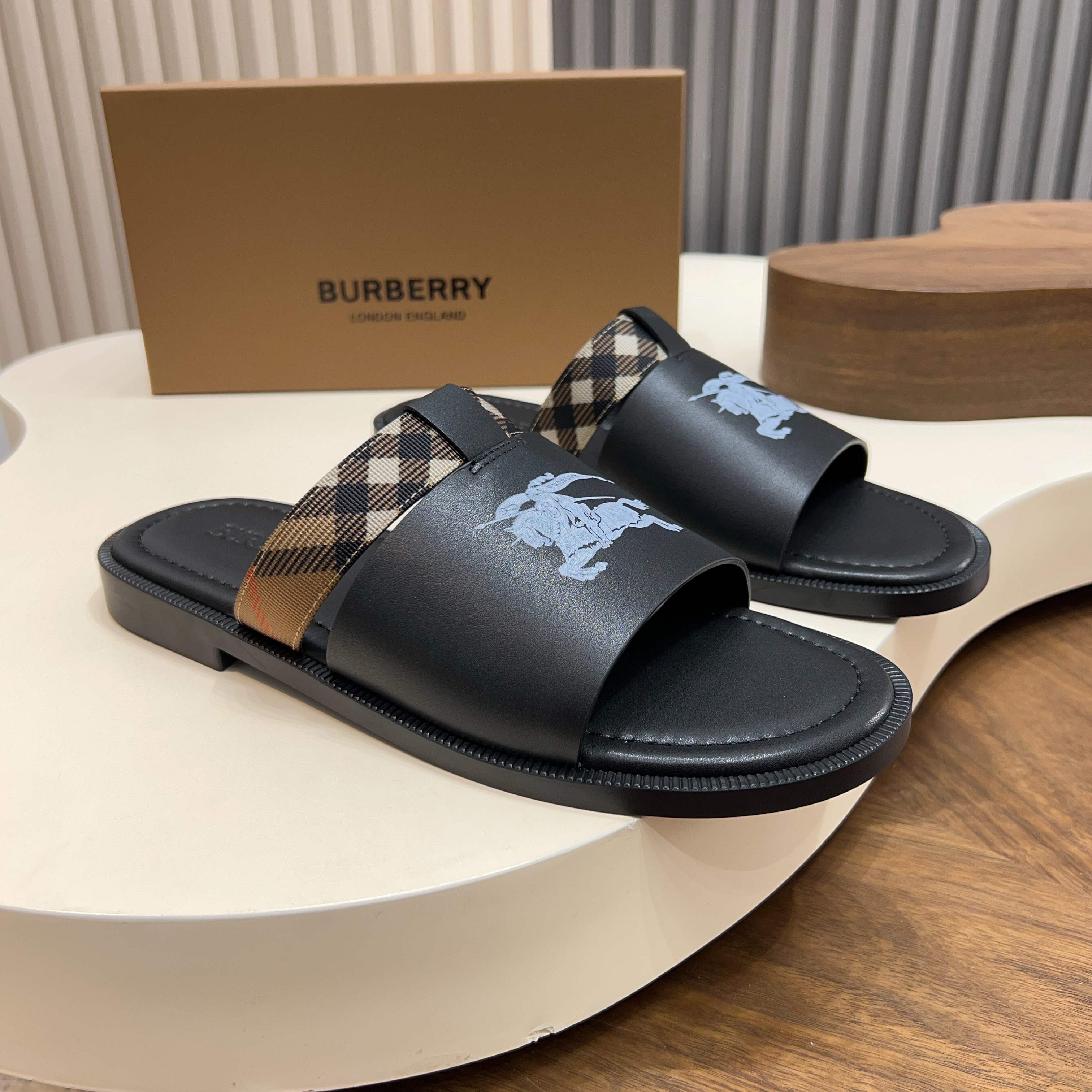 버버리(Burberry) TB 메탈 로고 크로스 레더 샌들 슬리퍼 신발