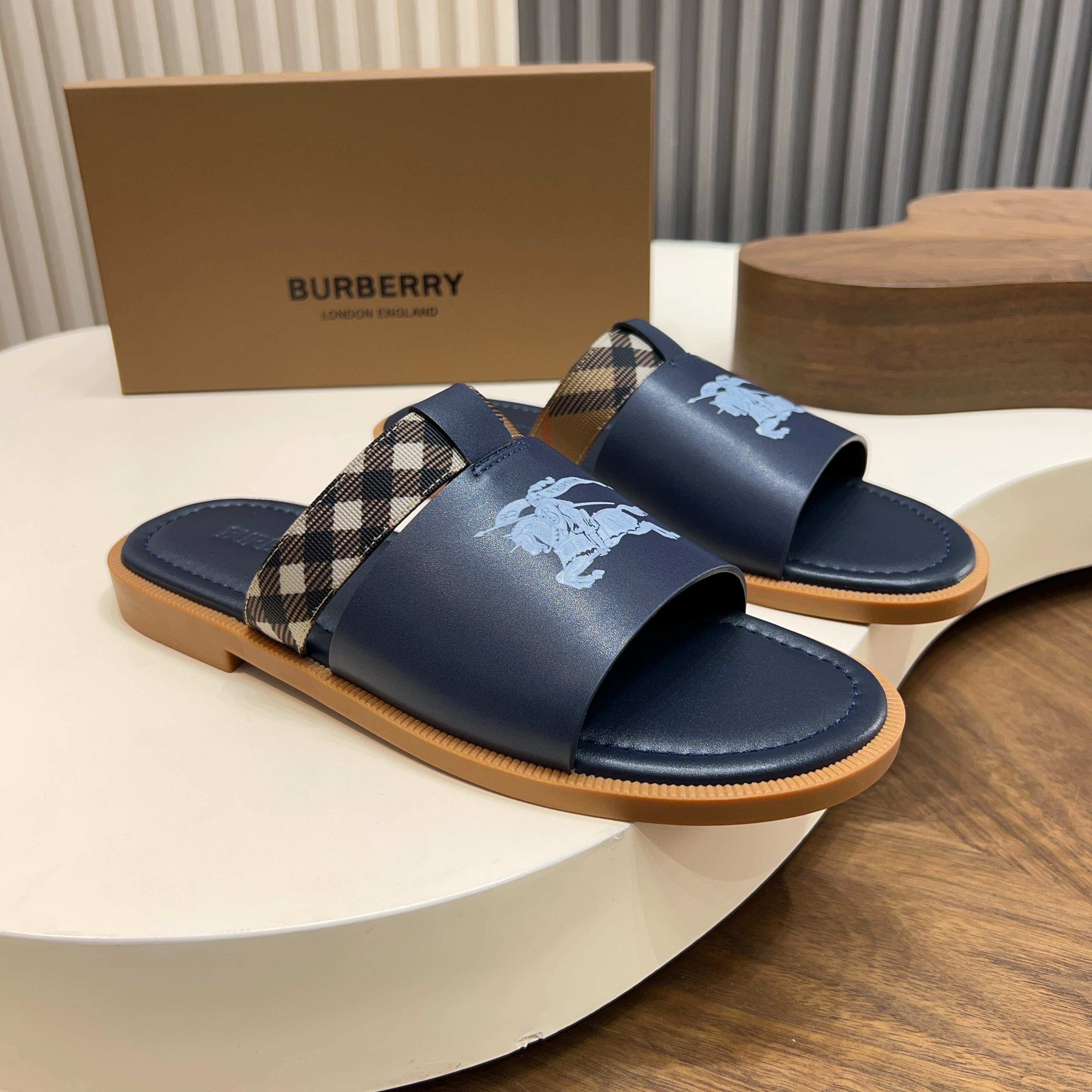 버버리(Burberry) TB 메탈 로고 크로스 레더 샌들 슬리퍼 신발