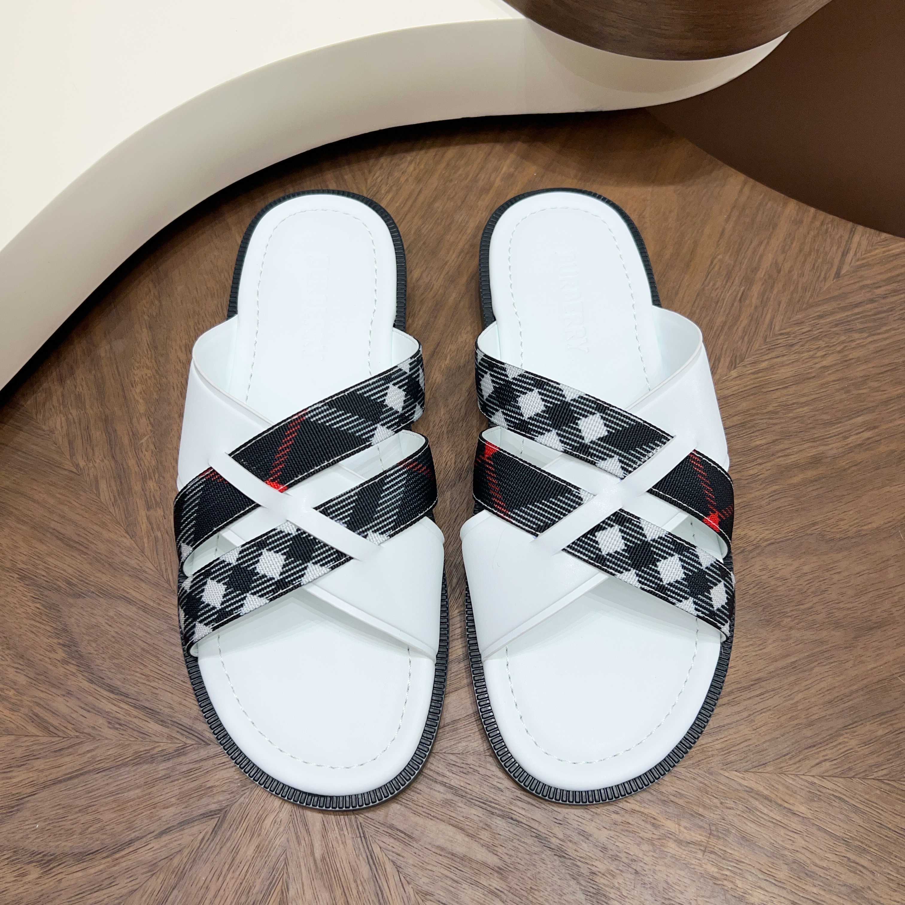 버버리(Burberry) TB 메탈 로고 크로스 레더 샌들 슬리퍼 신발