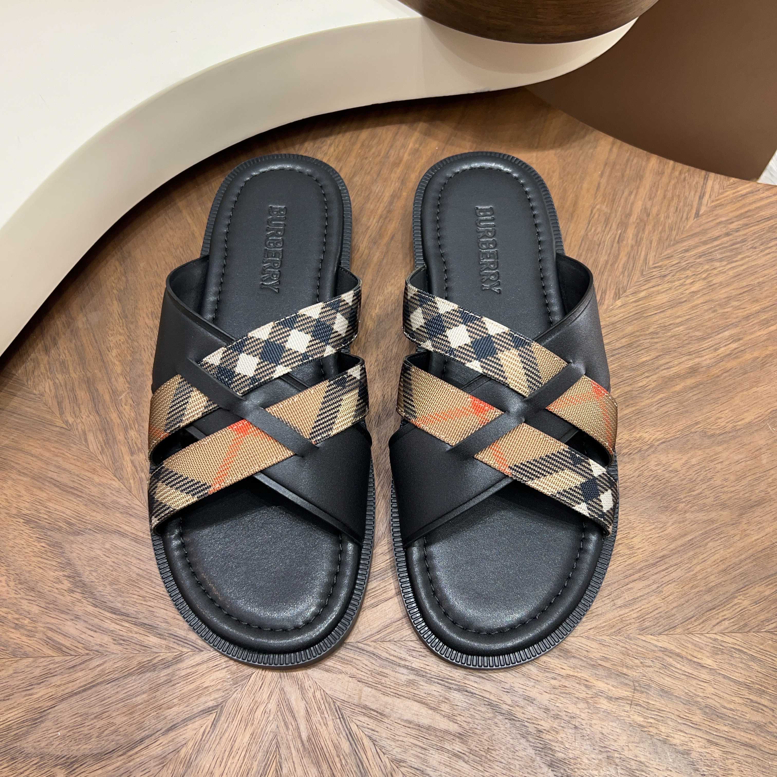 버버리(Burberry) TB 메탈 로고 크로스 레더 샌들 슬리퍼 신발