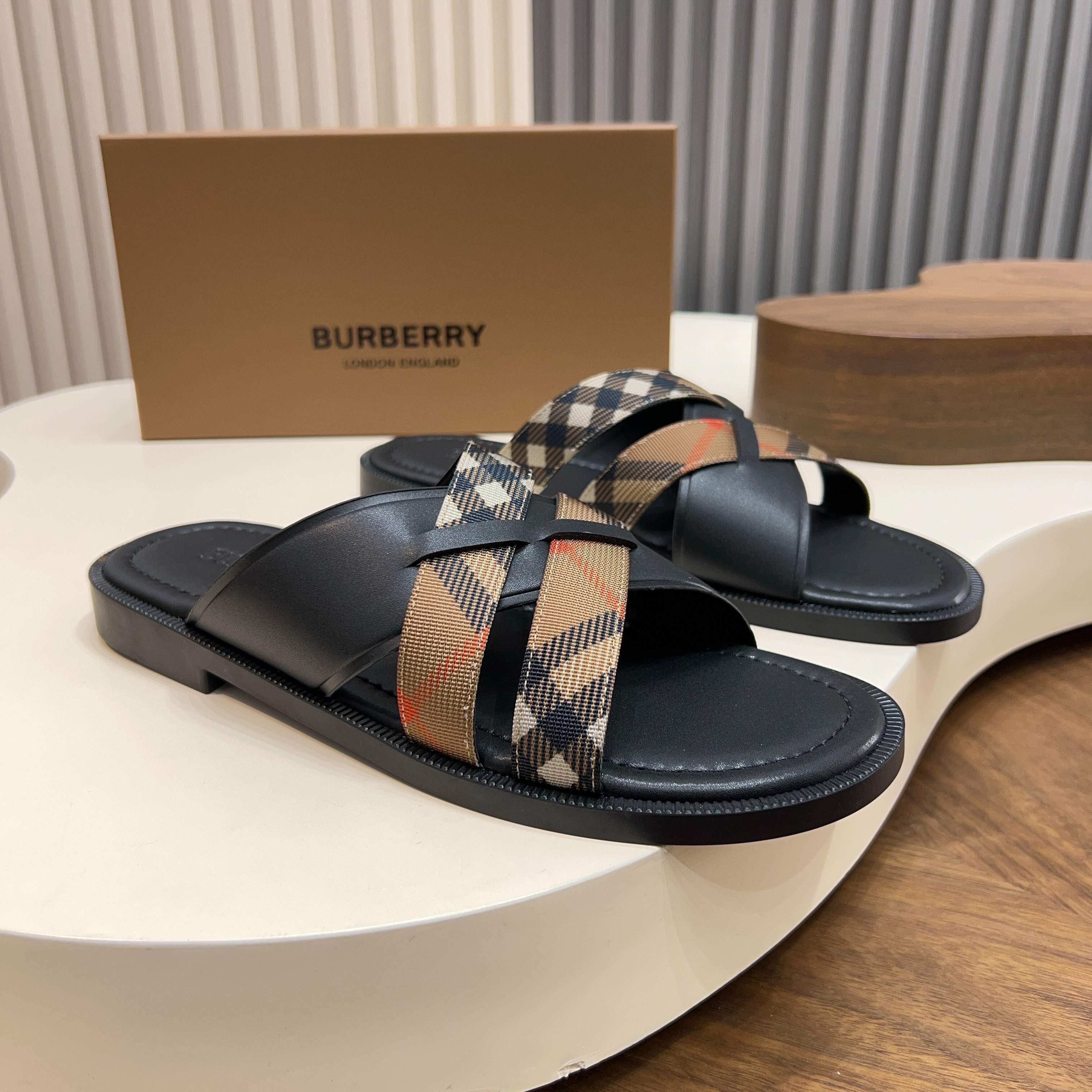 버버리(Burberry) TB 메탈 로고 크로스 레더 샌들 슬리퍼 신발