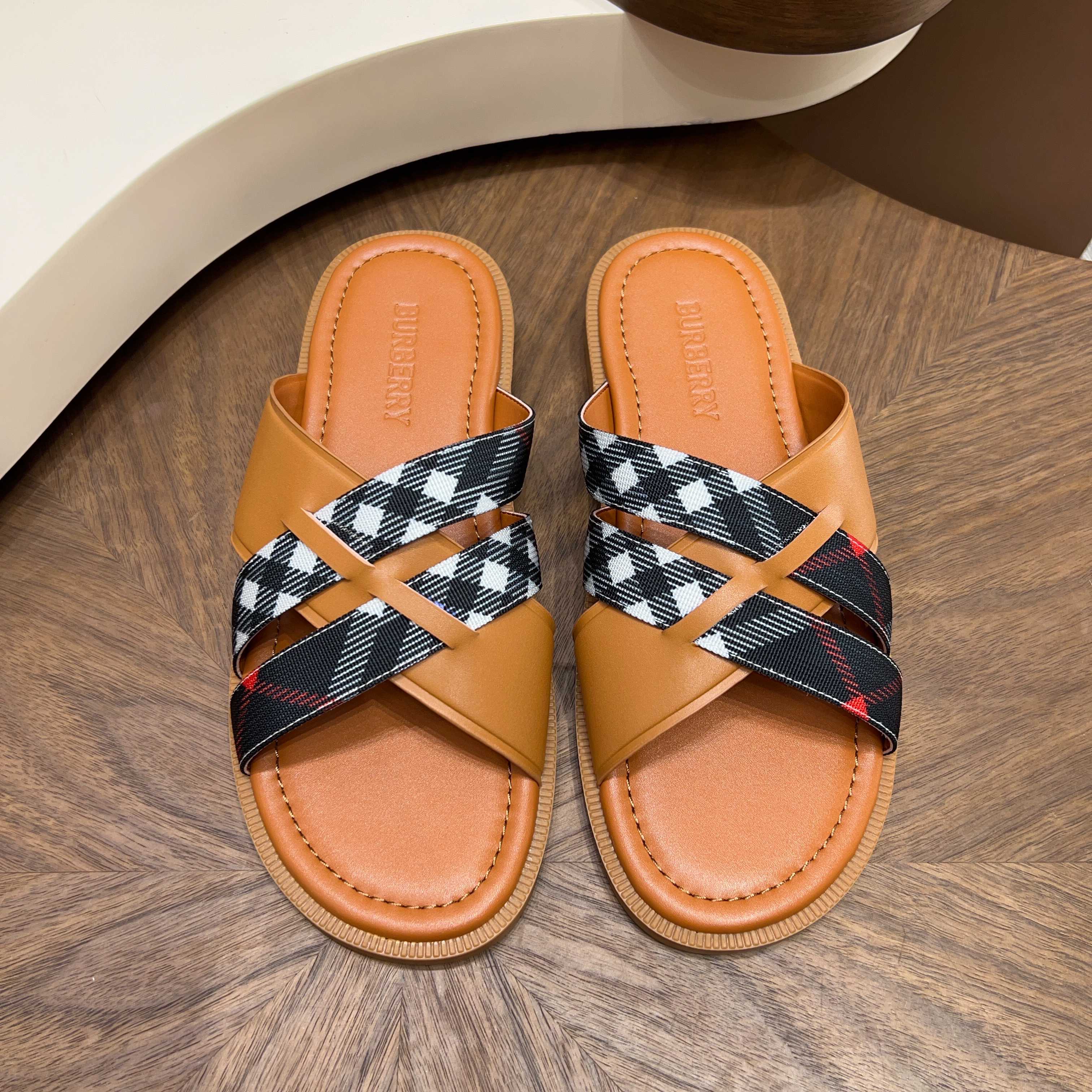 버버리(Burberry) TB 메탈 로고 크로스 레더 샌들 슬리퍼 신발