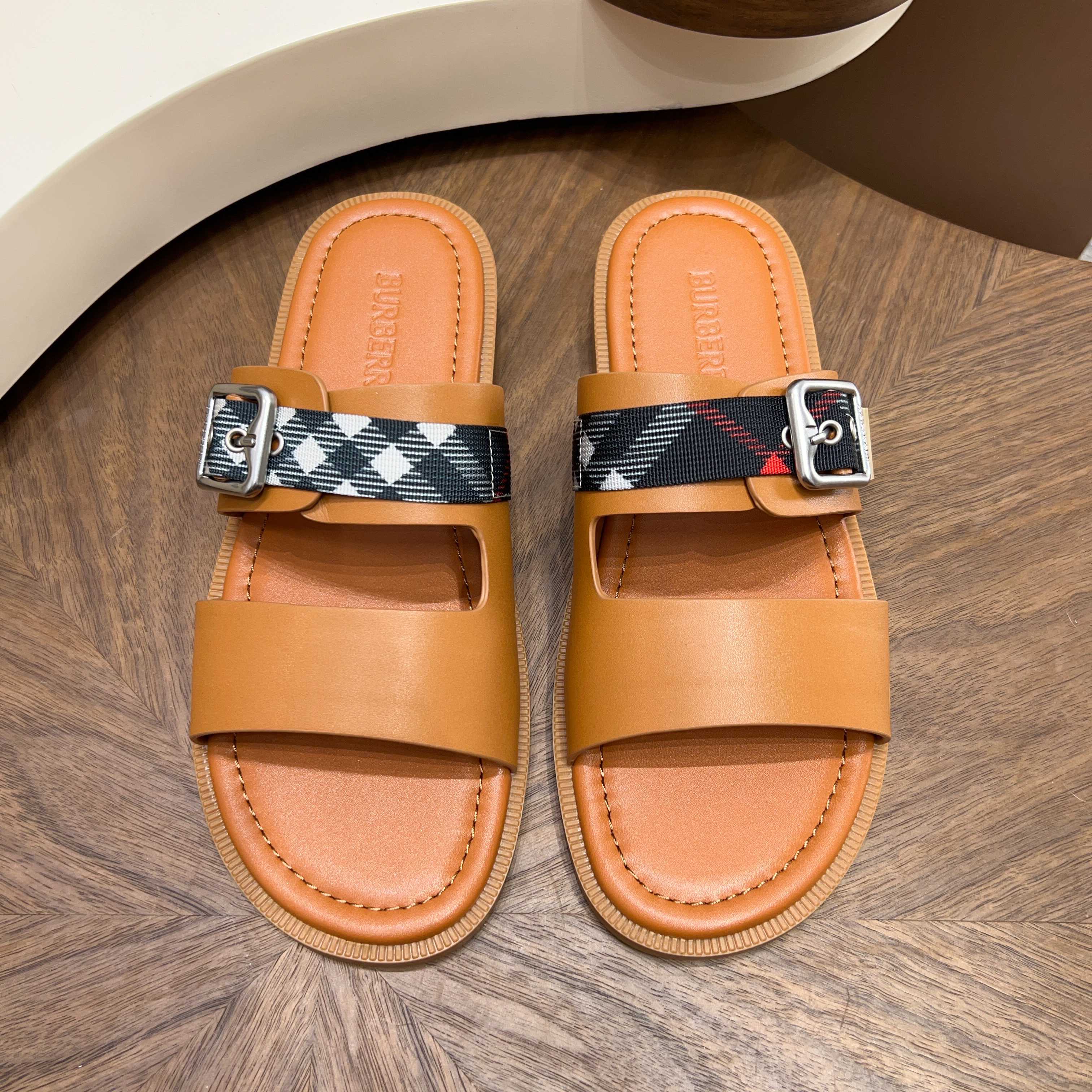 버버리(Burberry) TB 메탈 로고 크로스 레더 샌들 슬리퍼 신발