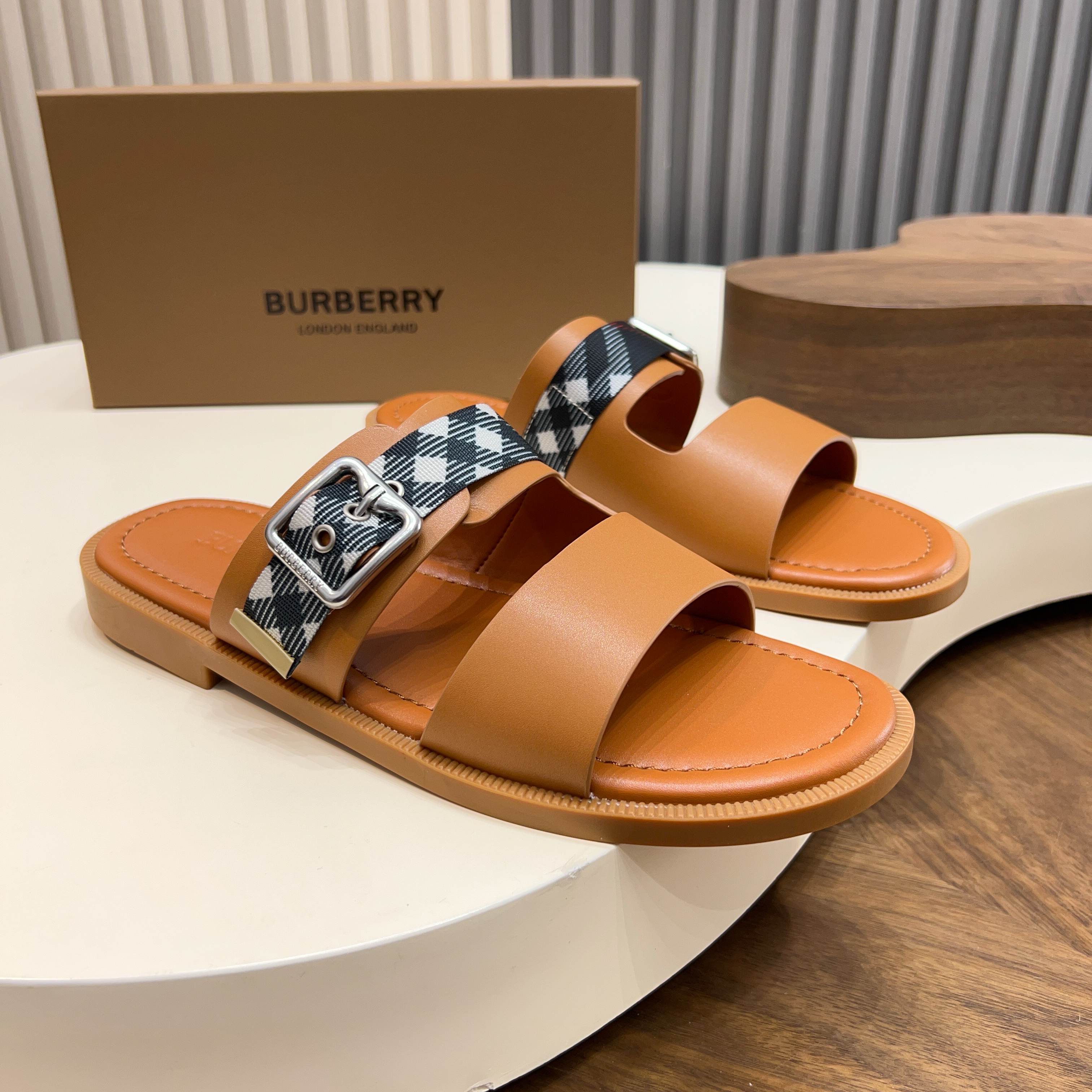 버버리(Burberry) TB 메탈 로고 크로스 레더 샌들 슬리퍼 신발
