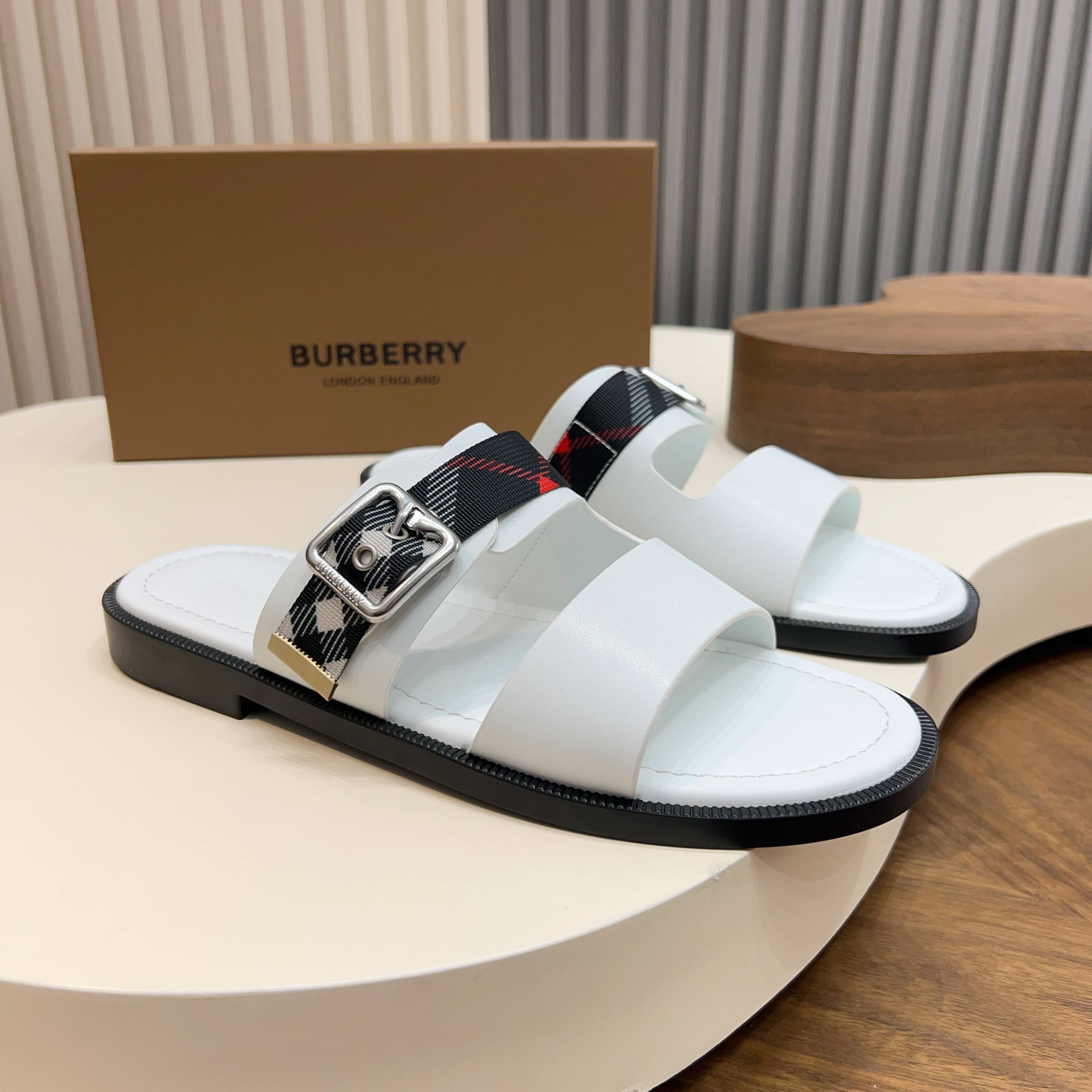 버버리(Burberry) TB 메탈 로고 크로스 레더 샌들 슬리퍼 신발