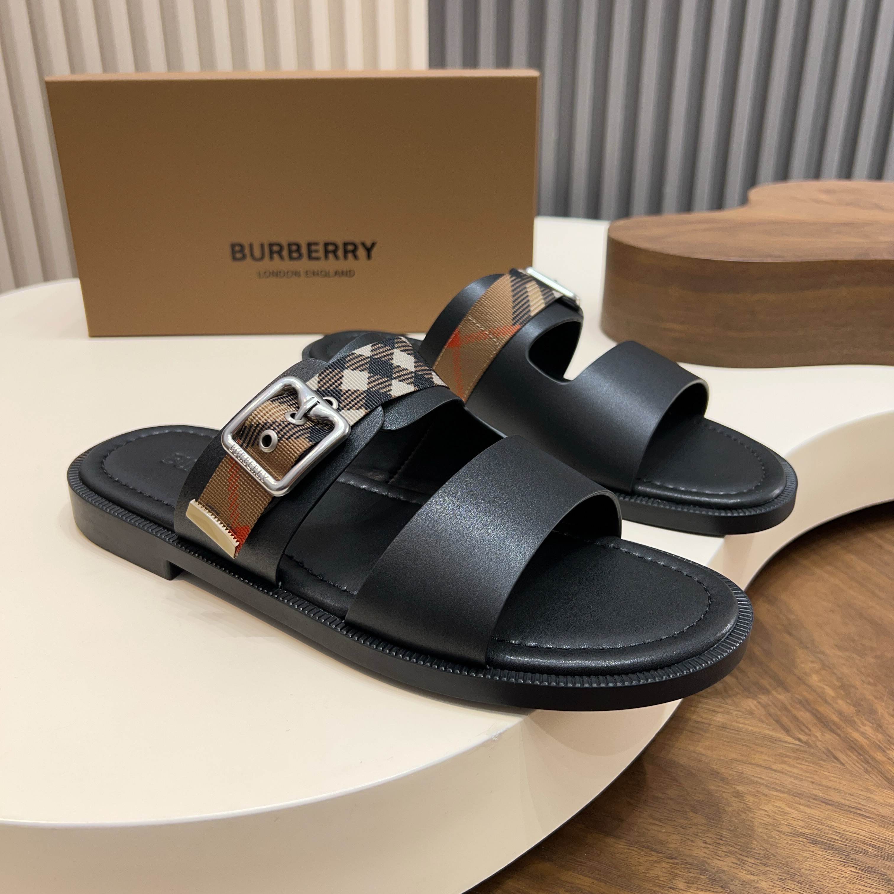 버버리(Burberry) TB 메탈 로고 크로스 레더 샌들 슬리퍼 신발