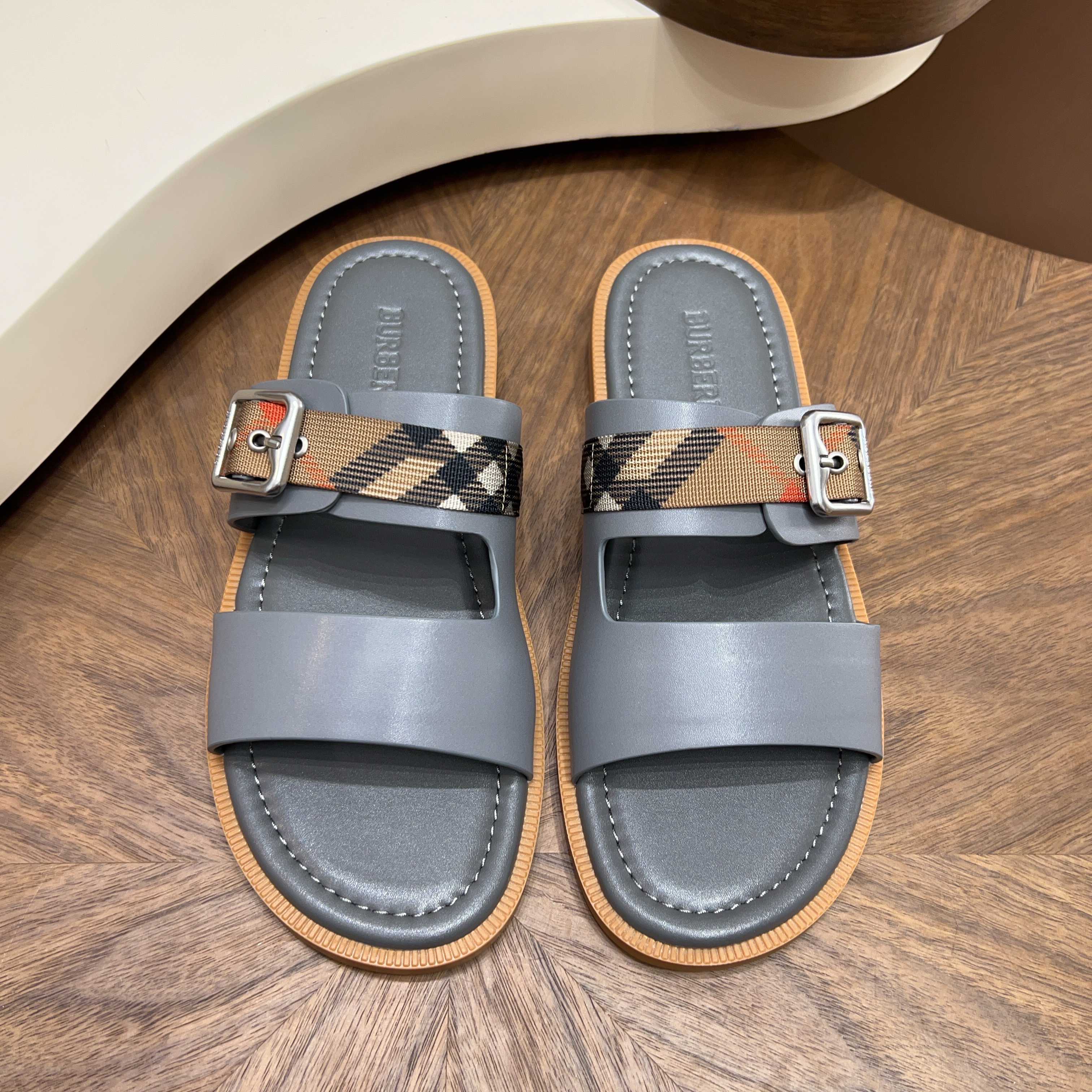 버버리(Burberry) TB 메탈 로고 크로스 레더 샌들 슬리퍼 신발