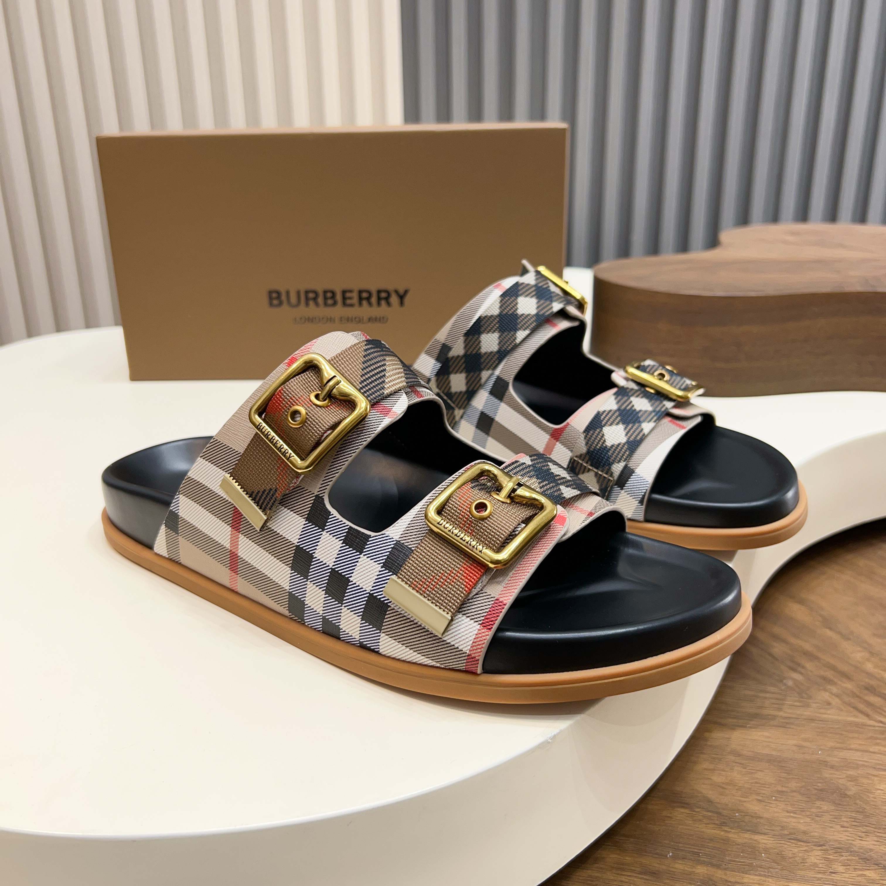 버버리(Burberry) TB 메탈 로고 크로스 레더 샌들 슬리퍼 신발