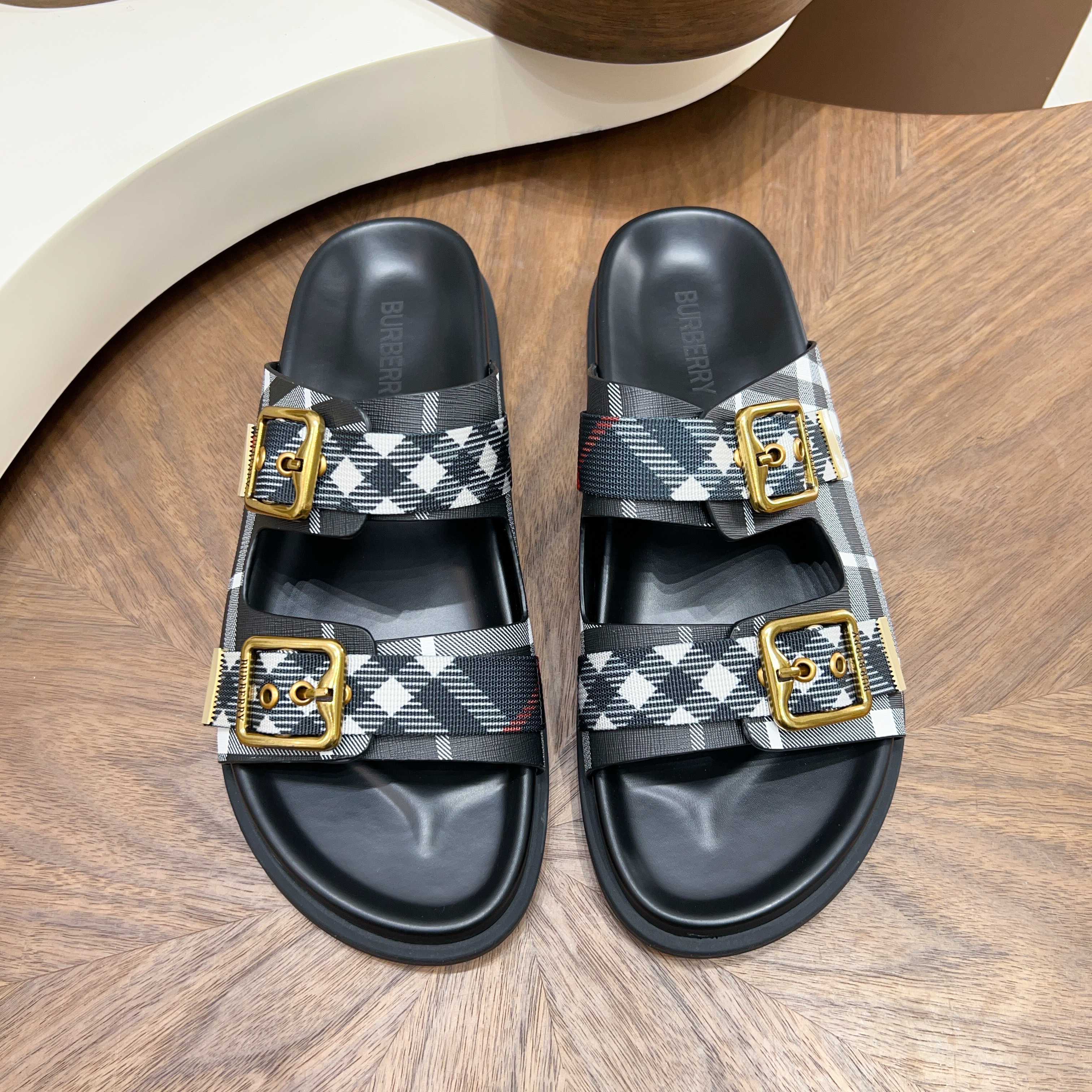 버버리(Burberry) TB 메탈 로고 크로스 레더 샌들 슬리퍼 신발