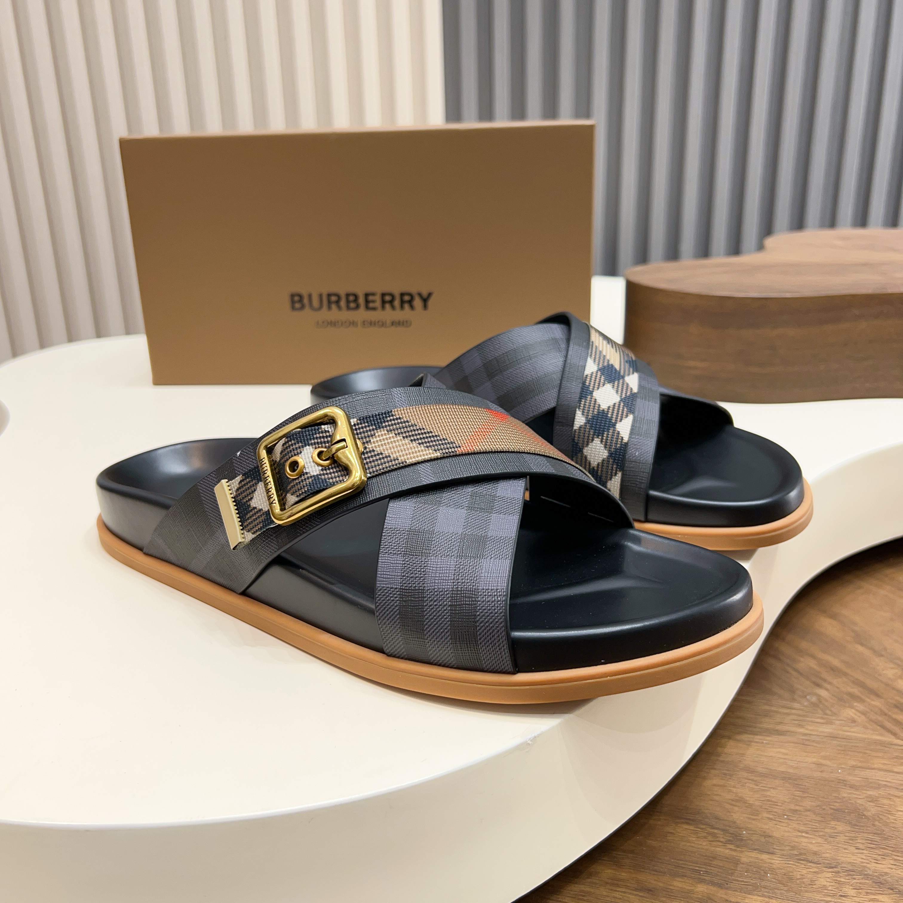 버버리(Burberry) TB 메탈 로고 크로스 레더 샌들 슬리퍼 신발